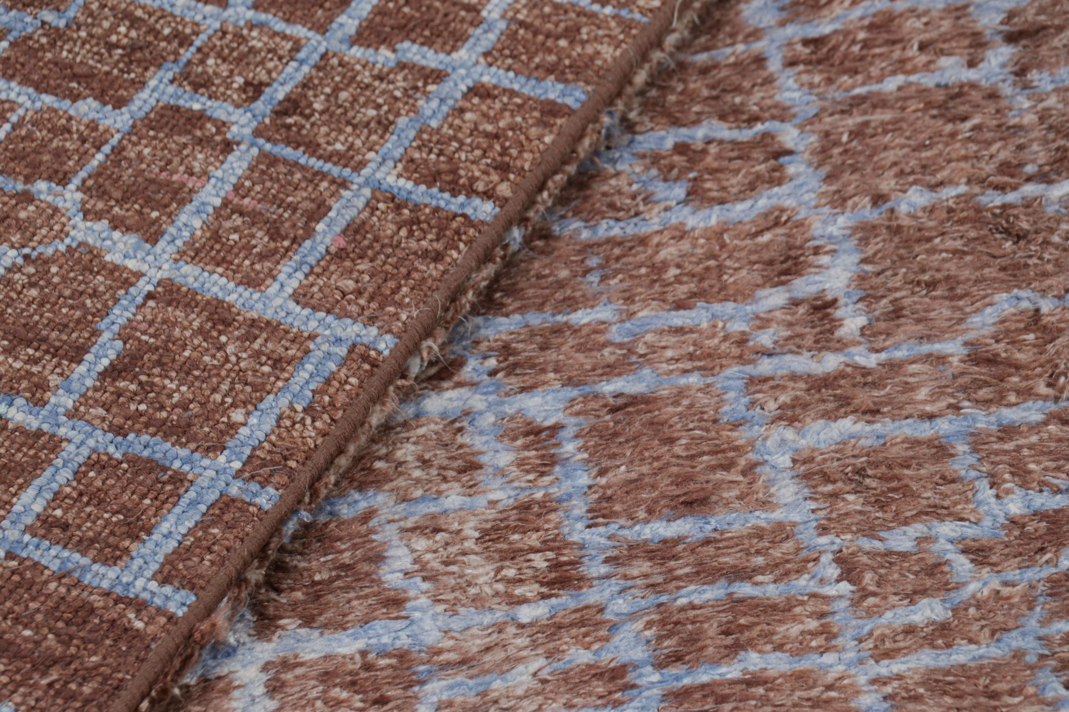 Lana Tappeto moderno Rug & Kilim in marrone con motivi geometrici blu in vendita