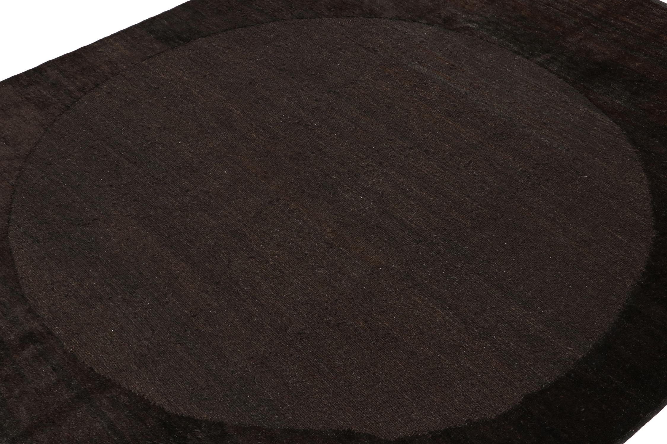 Rug & Kilim's Moderner Teppich in Braun mit kreisförmigem Medaillon-Muster (Türkisch) im Angebot
