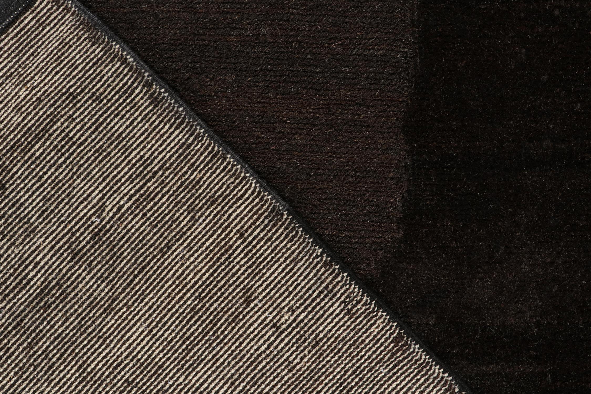 Rug & Kilim's Moderner Teppich in Braun mit kreisförmigem Medaillon-Muster (21. Jahrhundert und zeitgenössisch) im Angebot
