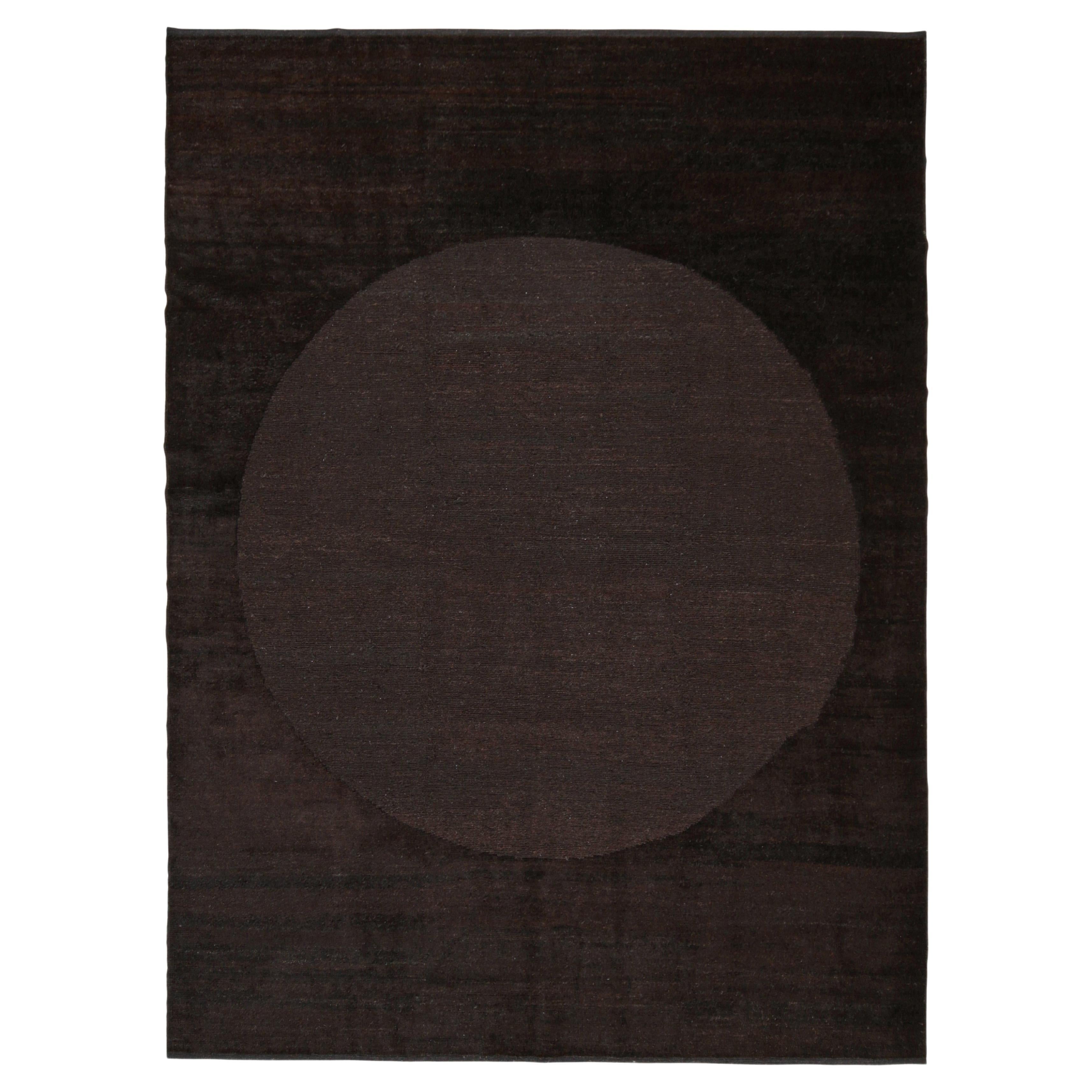 Rug & Kilim's Moderner Teppich in Braun mit kreisförmigem Medaillon-Muster im Angebot