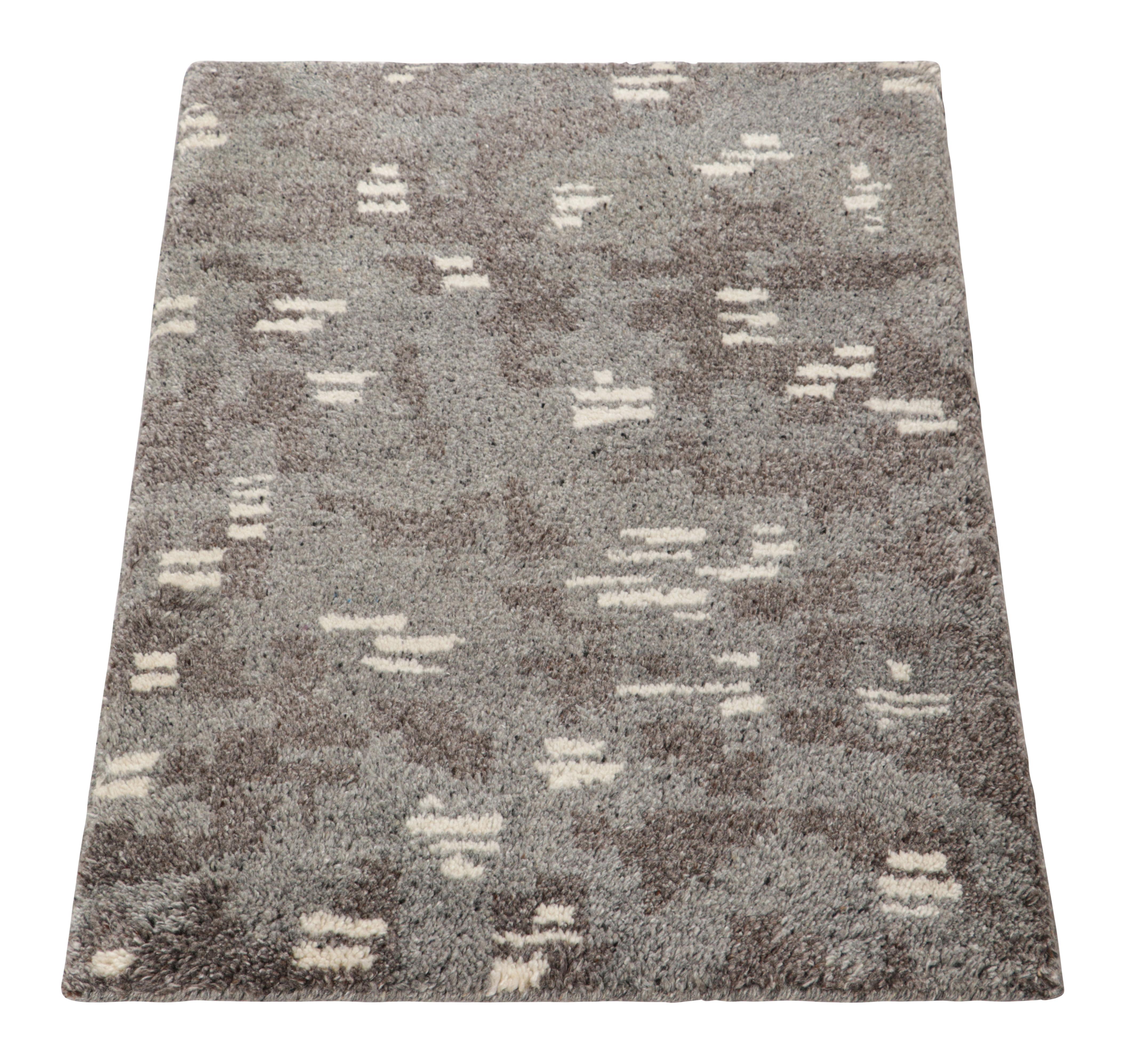 Rug & Kilim's Modern Rug in Anthrazit mit weißen geometrischen Mustern (Handgeknüpft) im Angebot