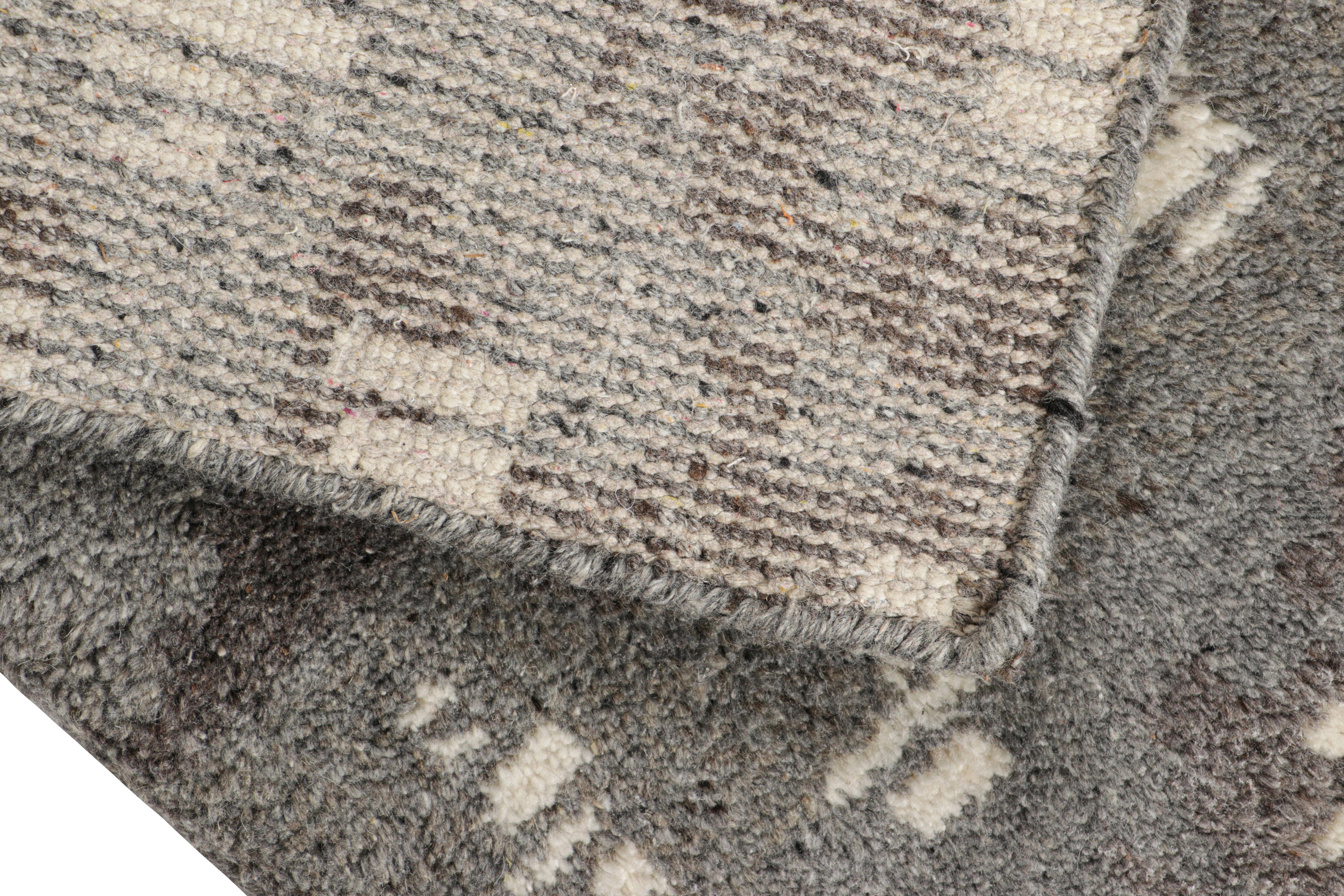Rug & Kilim's Modern Rug in Anthrazit mit weißen geometrischen Mustern (21. Jahrhundert und zeitgenössisch) im Angebot