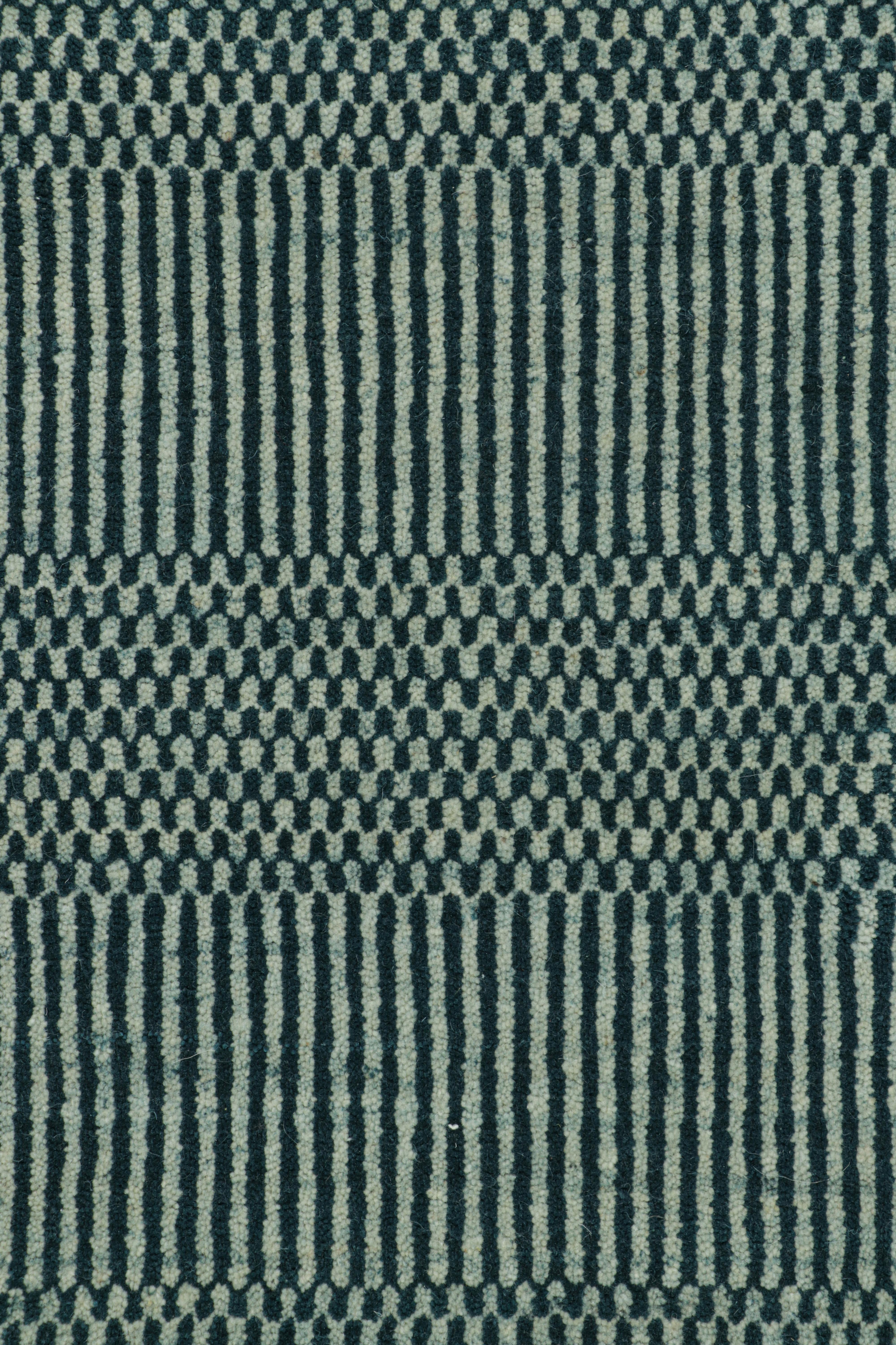 Moderno Tappeto moderno Rug & Kilim in crema e blu, con strisce e motivi geometrici in vendita