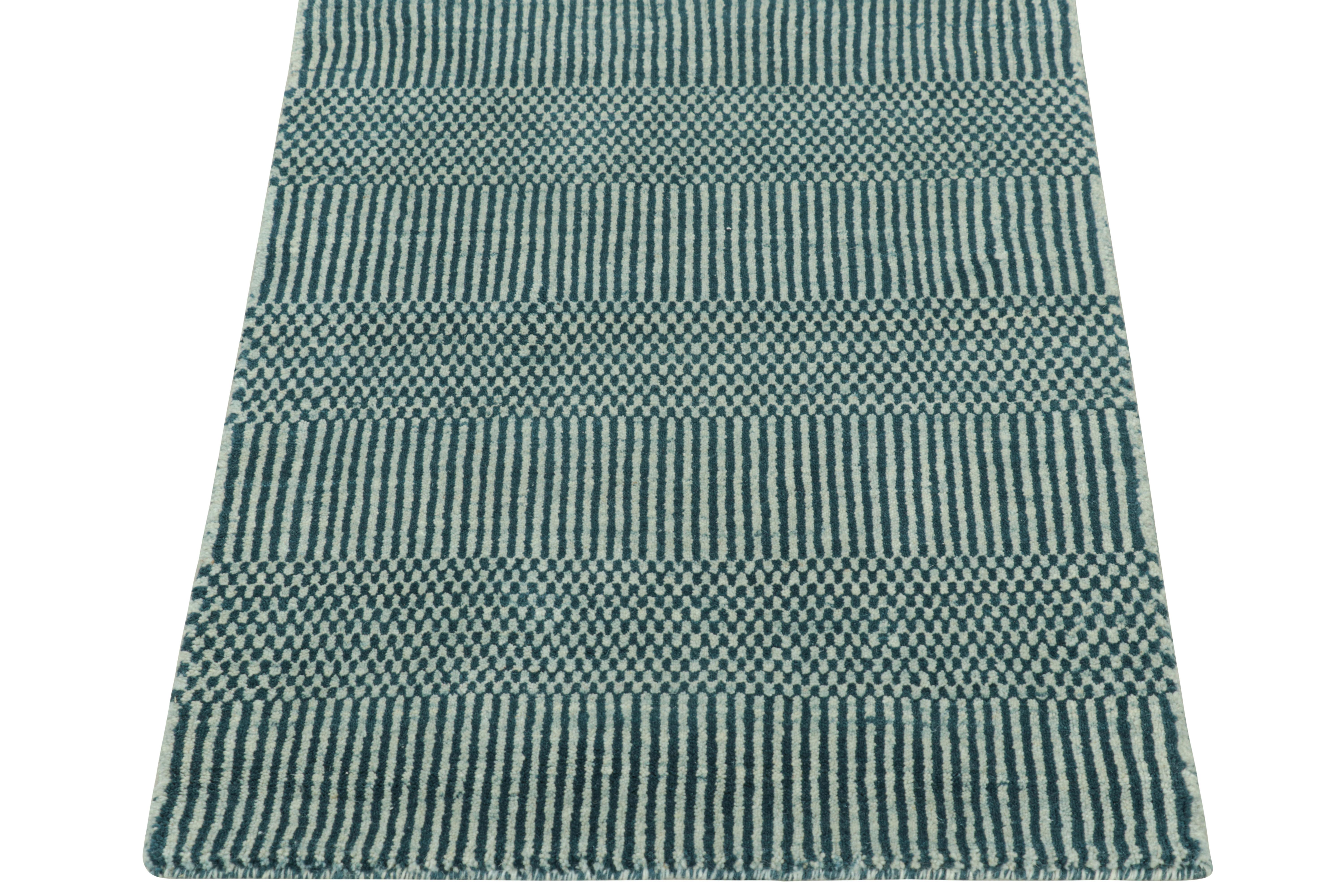 Annodato a mano Tappeto moderno Rug & Kilim in crema e blu, con strisce e motivi geometrici in vendita