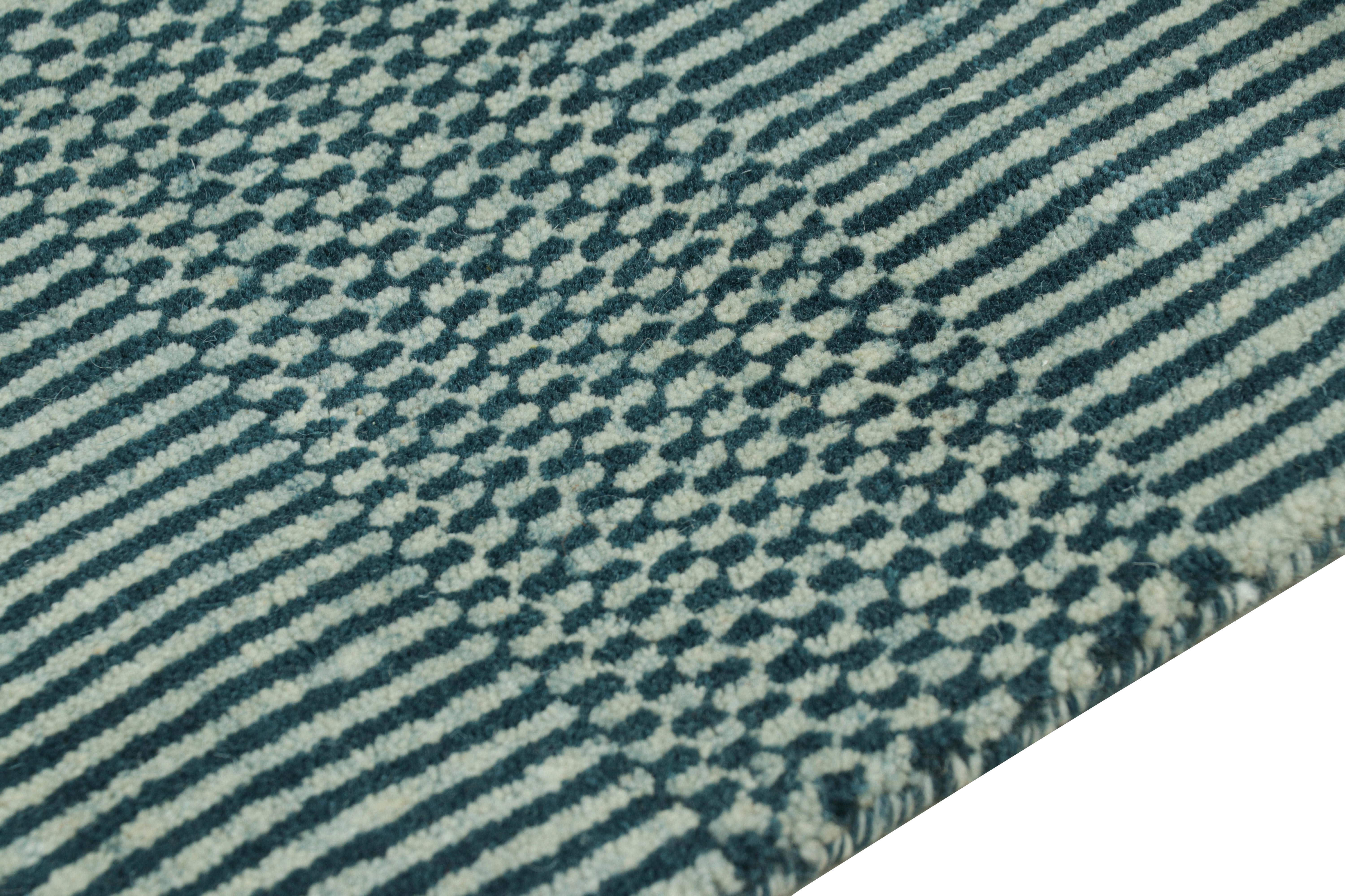 Tappeto moderno Rug & Kilim in crema e blu, con strisce e motivi geometrici In condizioni Nuovo in vendita a Long Island City, NY