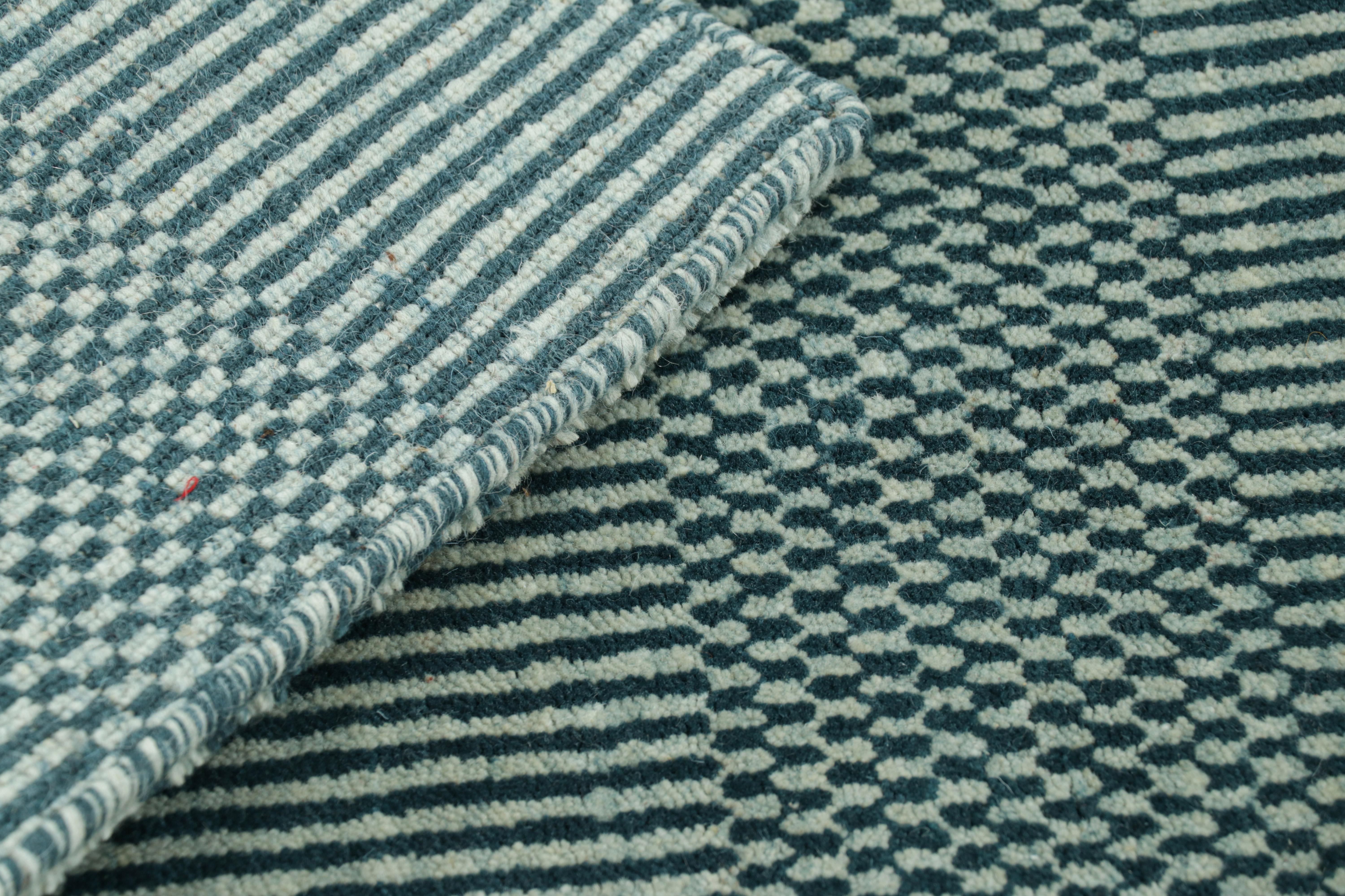 XXI secolo e contemporaneo Tappeto moderno Rug & Kilim in crema e blu, con strisce e motivi geometrici in vendita