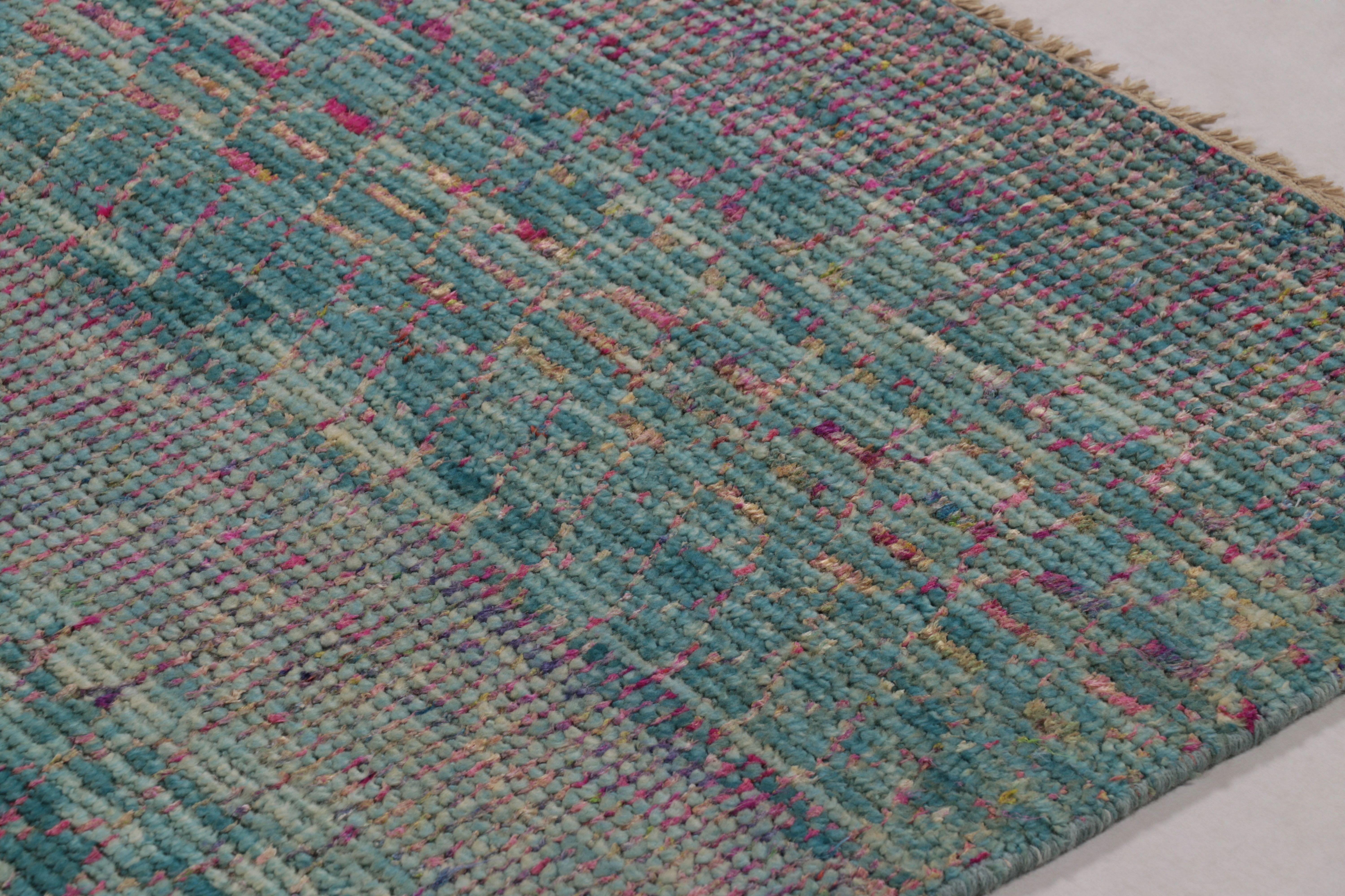Questo magnifico tappeto astratto 8 x 8 della Rug & Kilim's Modern Collection è un'opera d'arte cinetica e materica, annodata a mano in lana pregiata. Il design è caratterizzato da un fitto motivo di strisce orizzontali in una base di verde acqua