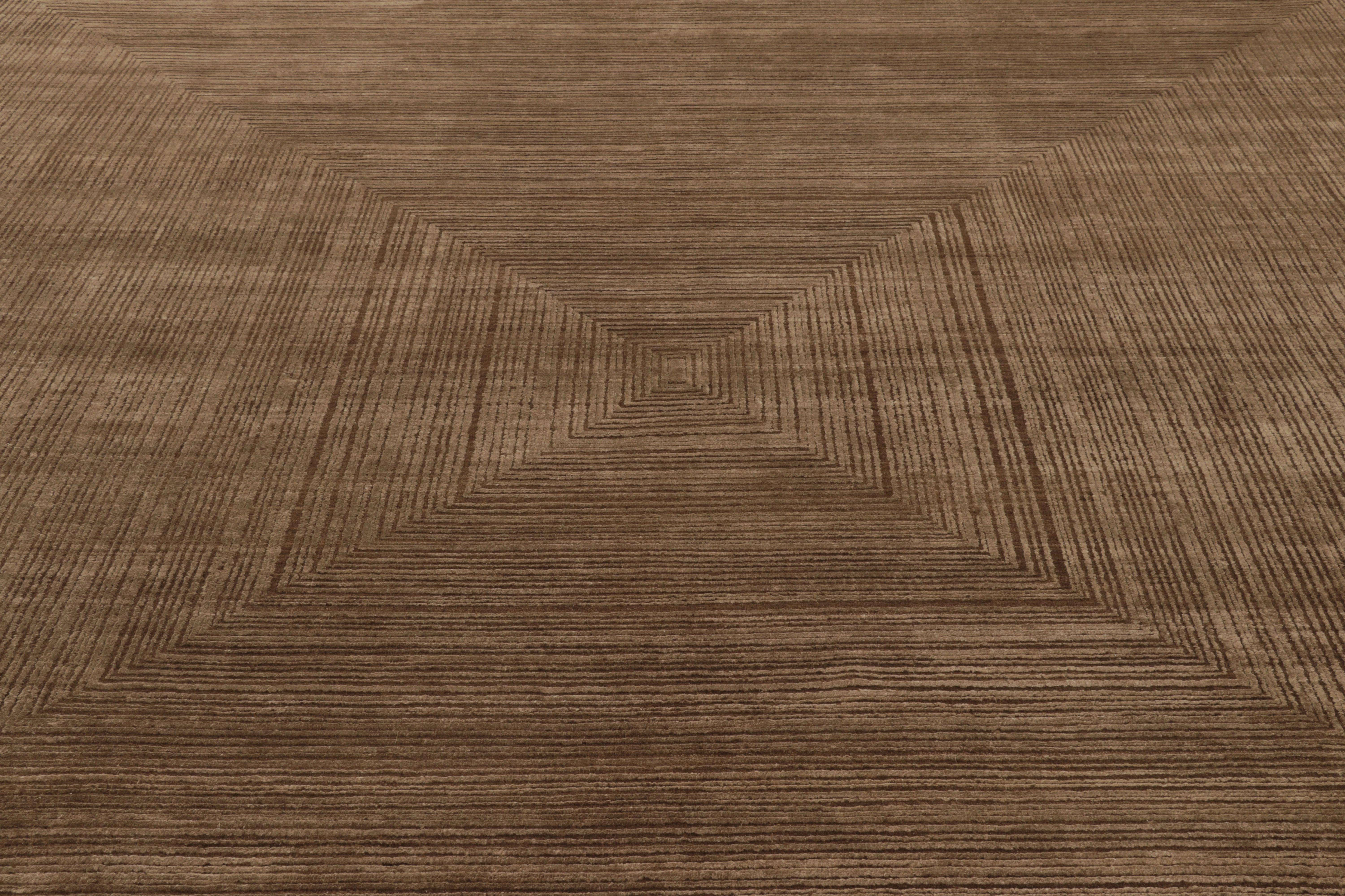 Annodato a mano in una lussuosa miscela di lana e seta luminosa, questo imponente modello di 12 x 15 cm.  Il tappeto della Rug & Kilim's Modern Collection è uno studio magistrale sulla profondità ottica e sulla geometria sottile. Il campo è