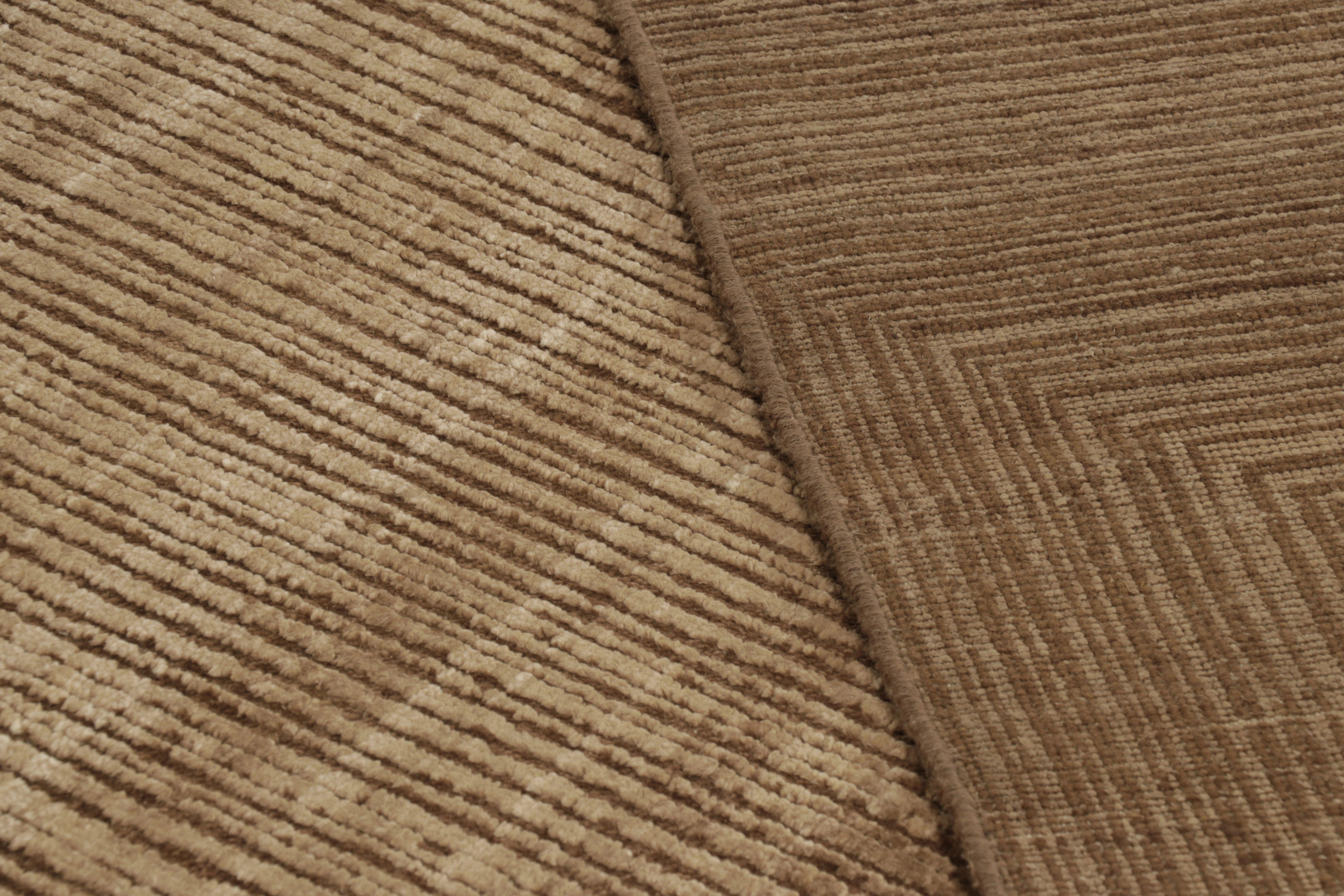 Lana Tappeto moderno Rug & Kilim con motivo geometrico a due toni in vendita