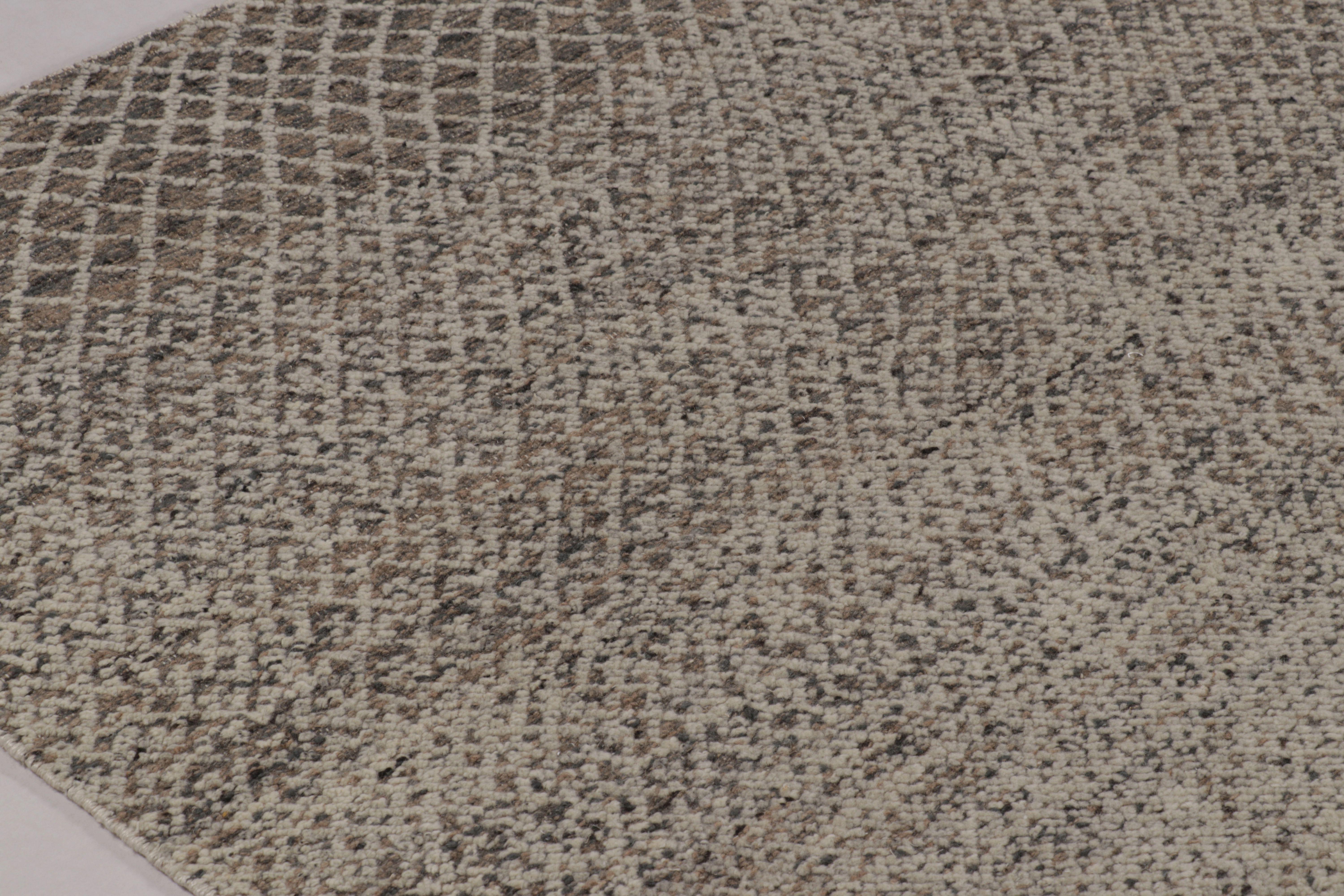 Dieser prächtige Teppich (10x14) aus der Modern Collection'S von Rug & Kilim ist eine meisterhafte Studie über Farbtiefe und mikrogeometrische Rhythmen, die den Boden in eine Leinwand aus wechselndem Licht und ruhiger Raffinesse verwandelt. Das aus