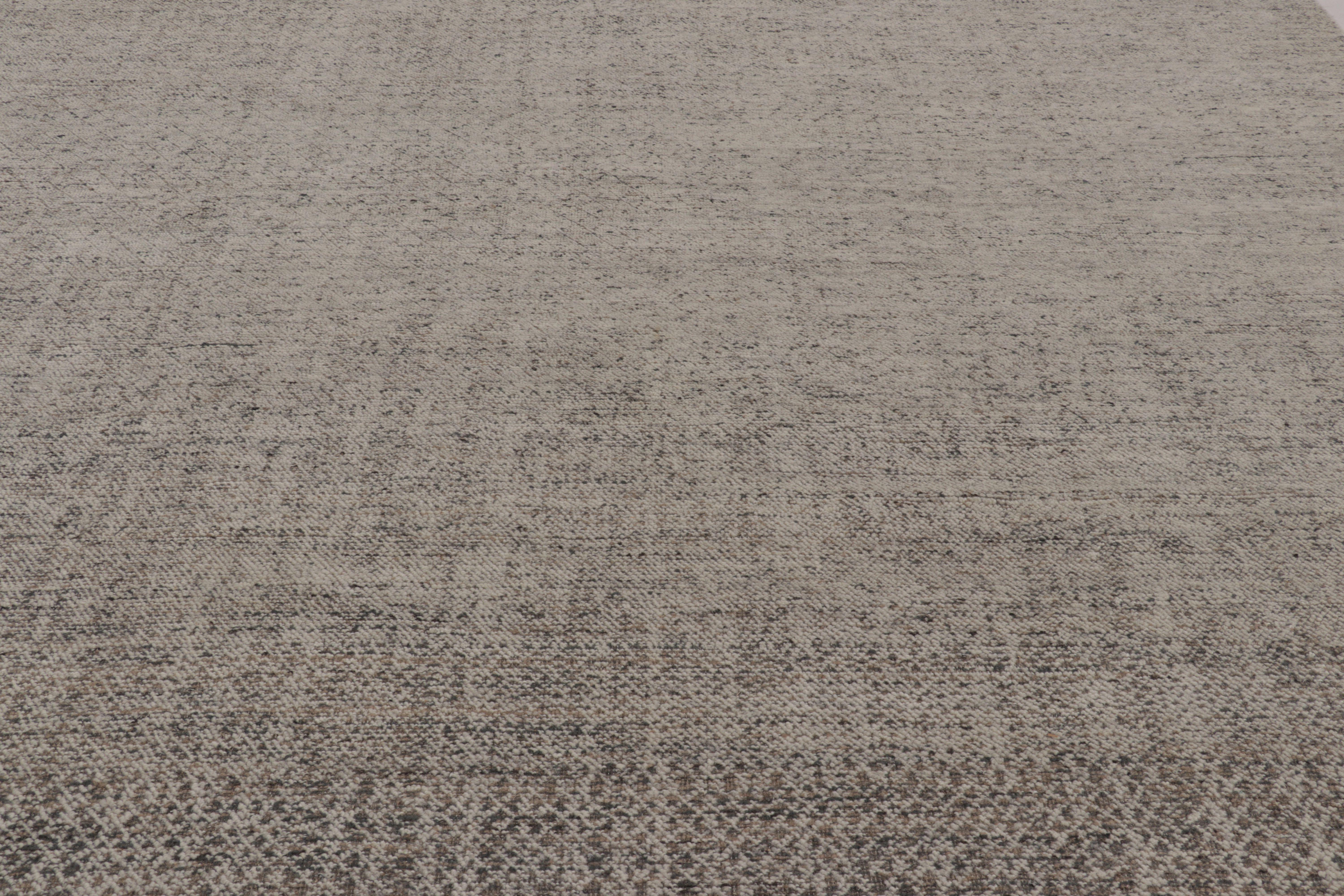 Moderner Teppich von Rug & Kilim in staubigem Taupe mit mikrogeometrischem Muster (Indisch) im Angebot