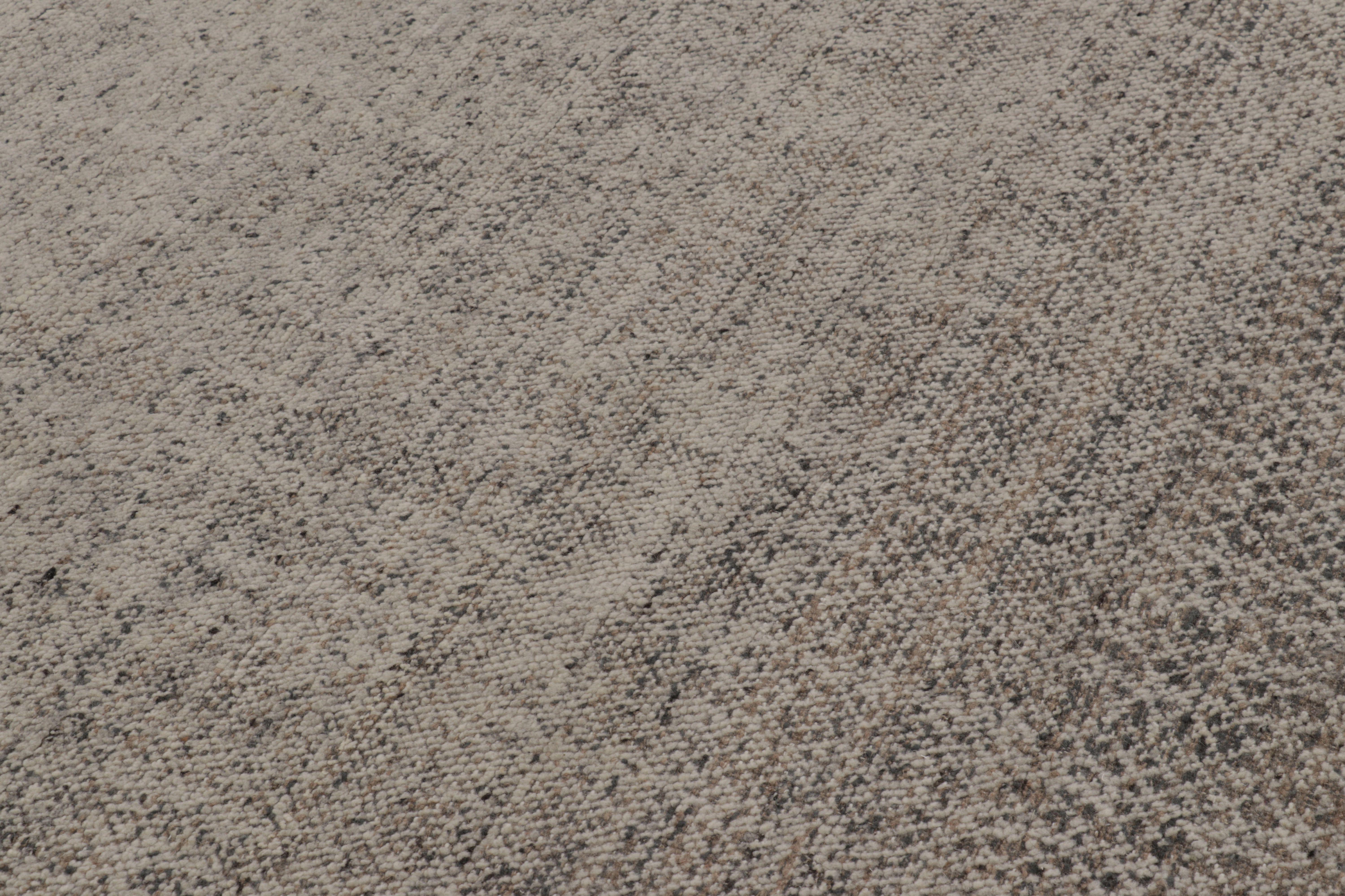 Moderner Teppich von Rug & Kilim in staubigem Taupe mit mikrogeometrischem Muster (Handgeknüpft) im Angebot