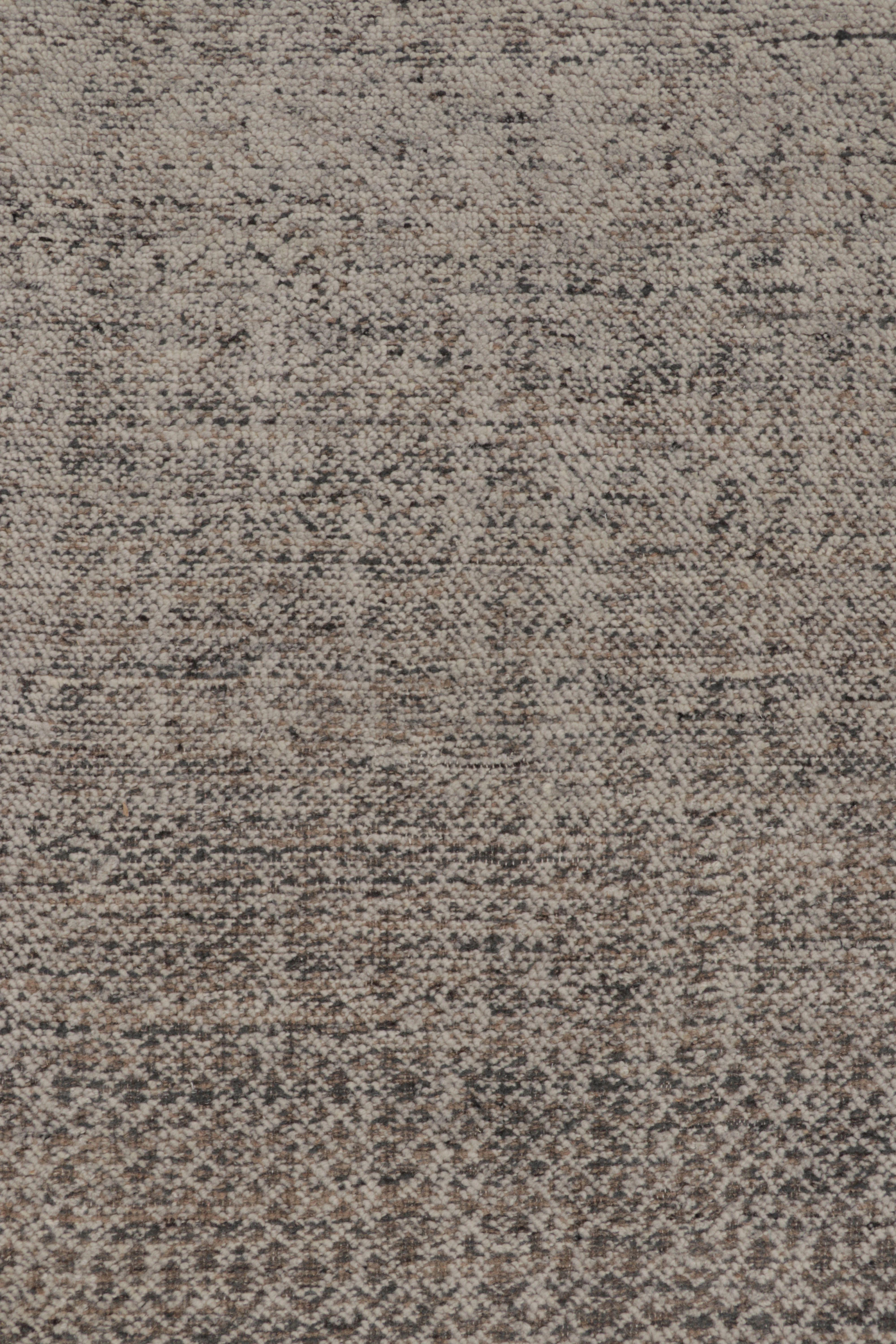 Moderner Teppich von Rug & Kilim in staubigem Taupe mit mikrogeometrischem Muster im Zustand „Neu“ im Angebot in Long Island City, NY