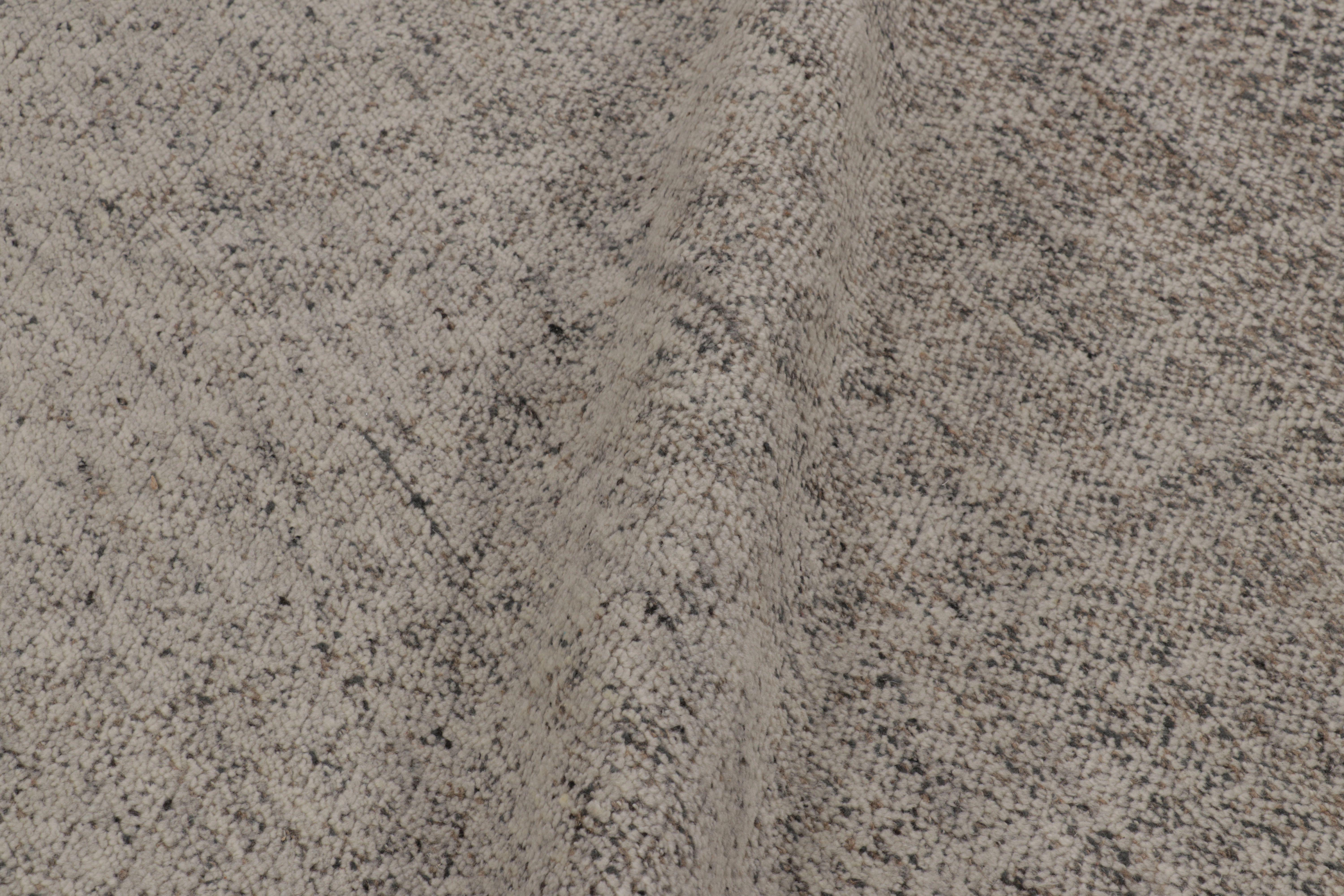 Moderner Teppich von Rug & Kilim in staubigem Taupe mit mikrogeometrischem Muster (Wolle) im Angebot