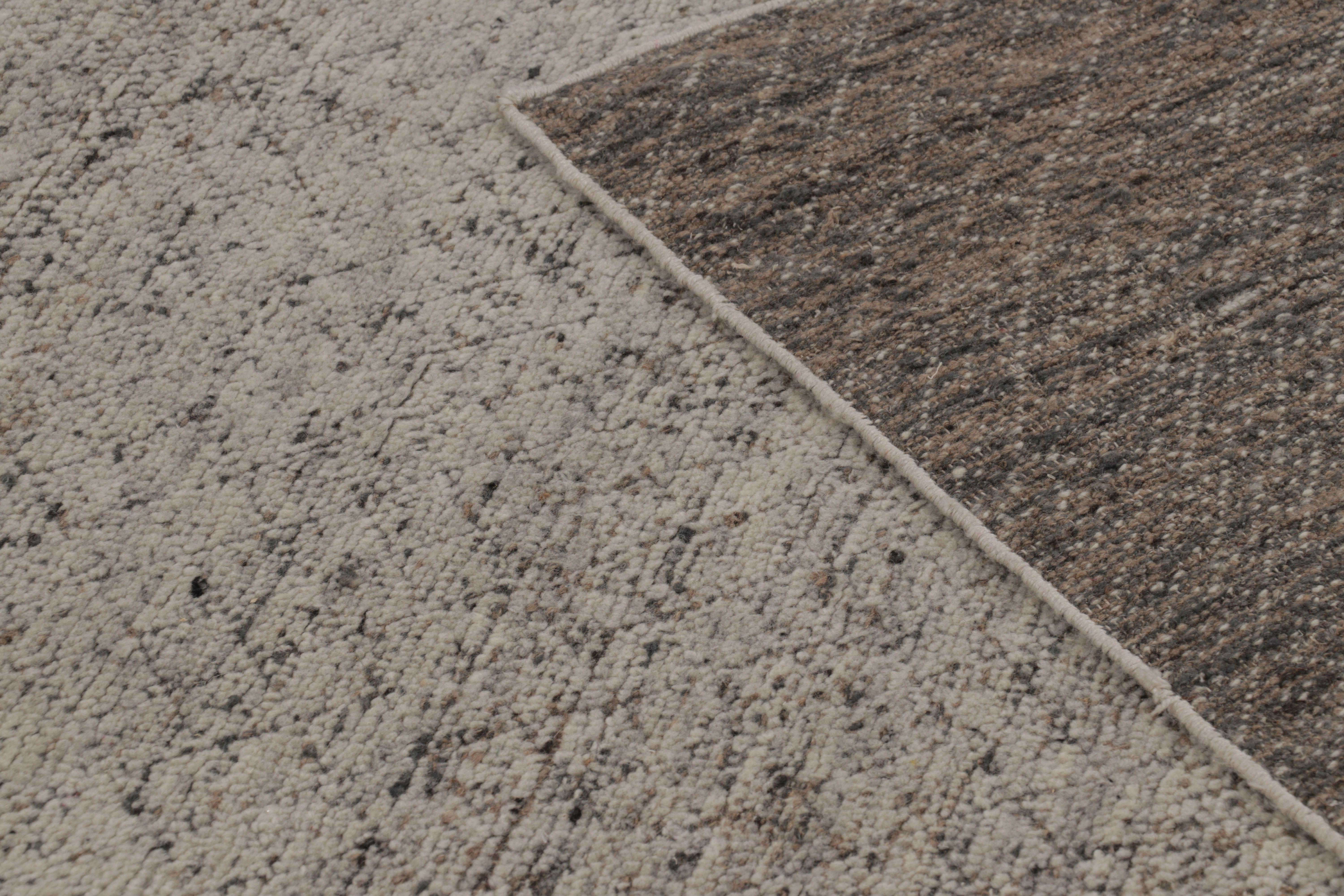 Moderner Teppich von Rug & Kilim in staubigem Taupe mit mikrogeometrischem Muster im Angebot 1