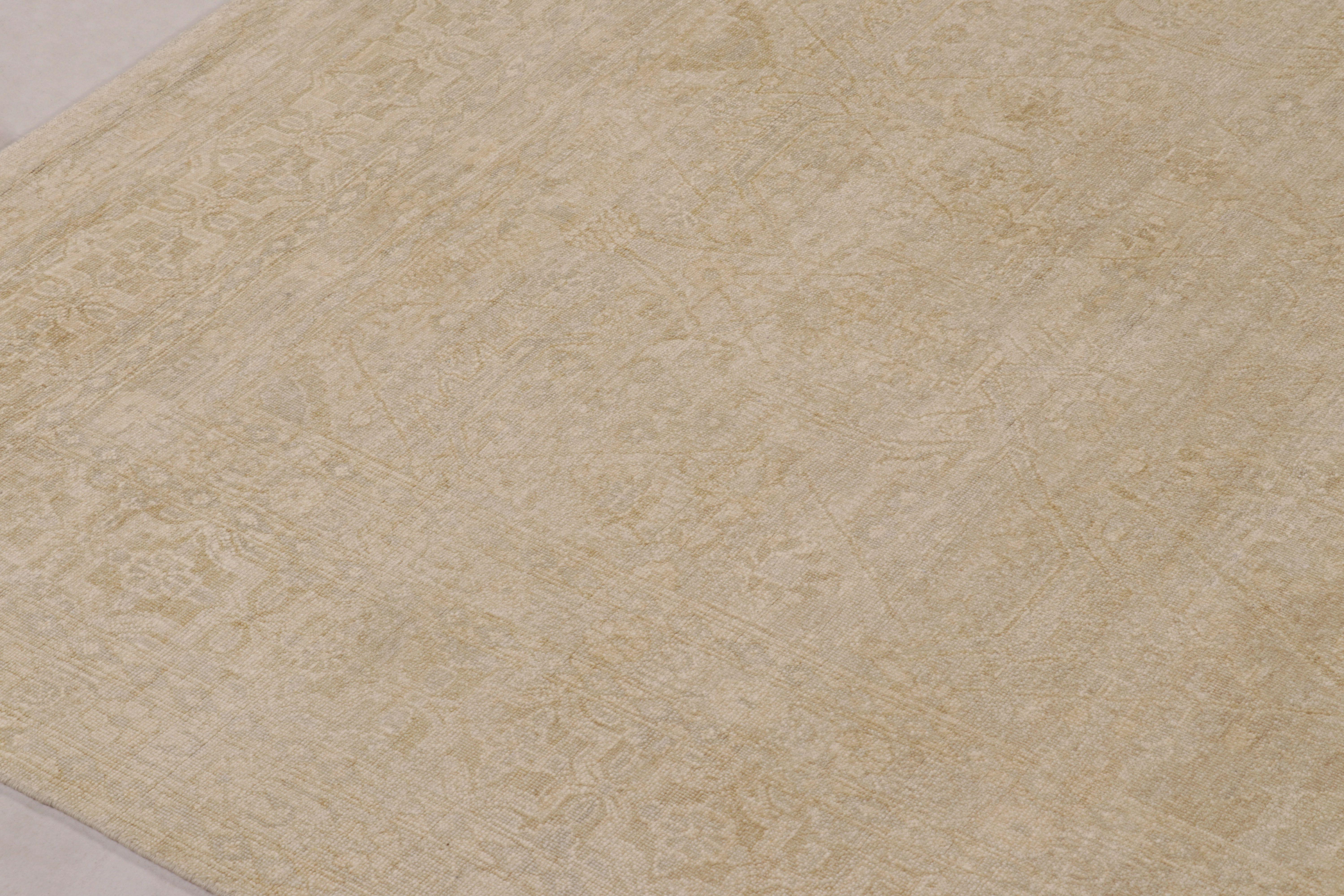 Questo magnifico tappeto moderno 8x10 della collezione Rug & Kilim è uno studio sul lusso sottile e sulla bellezza monocromatica, annodato a mano in una miscela di seta e lino completamente naturali. Un classico motivo a medaglioni e bordi, ispirato