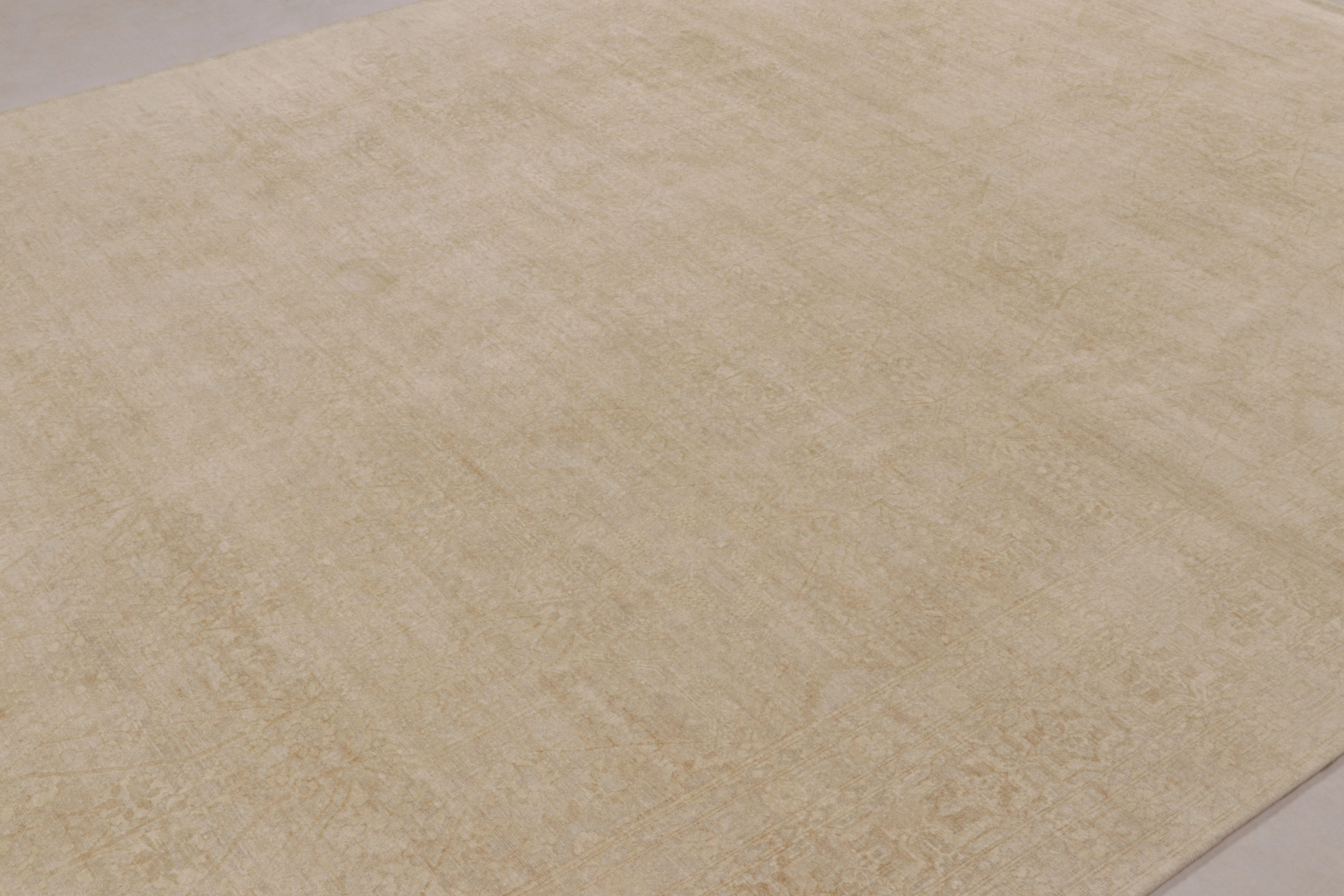 XXI secolo e contemporaneo Tappeto moderno Rug & Kilim con medaglione beige spettrale in vendita