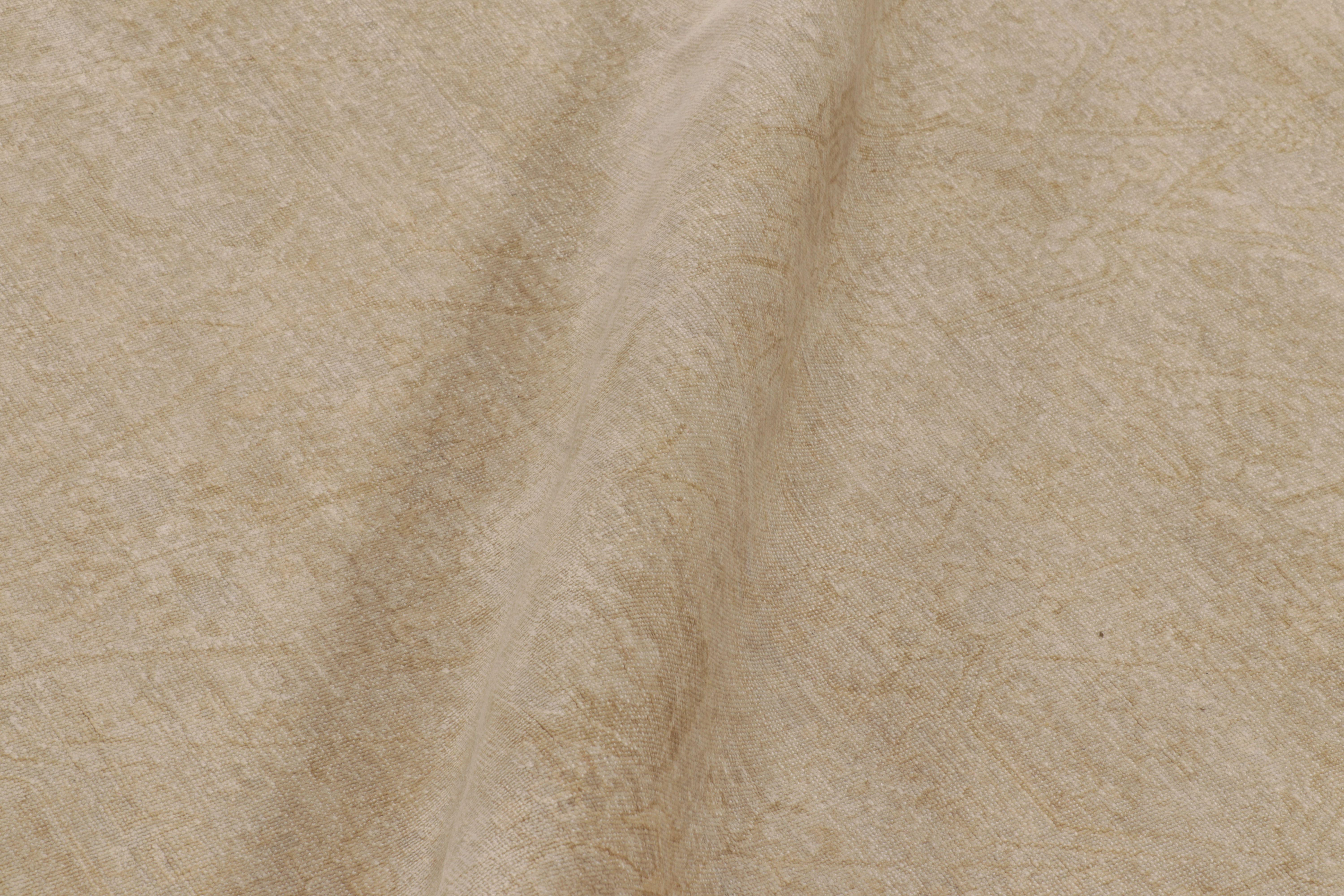 Seta Tappeto moderno Rug & Kilim con medaglione beige spettrale in vendita