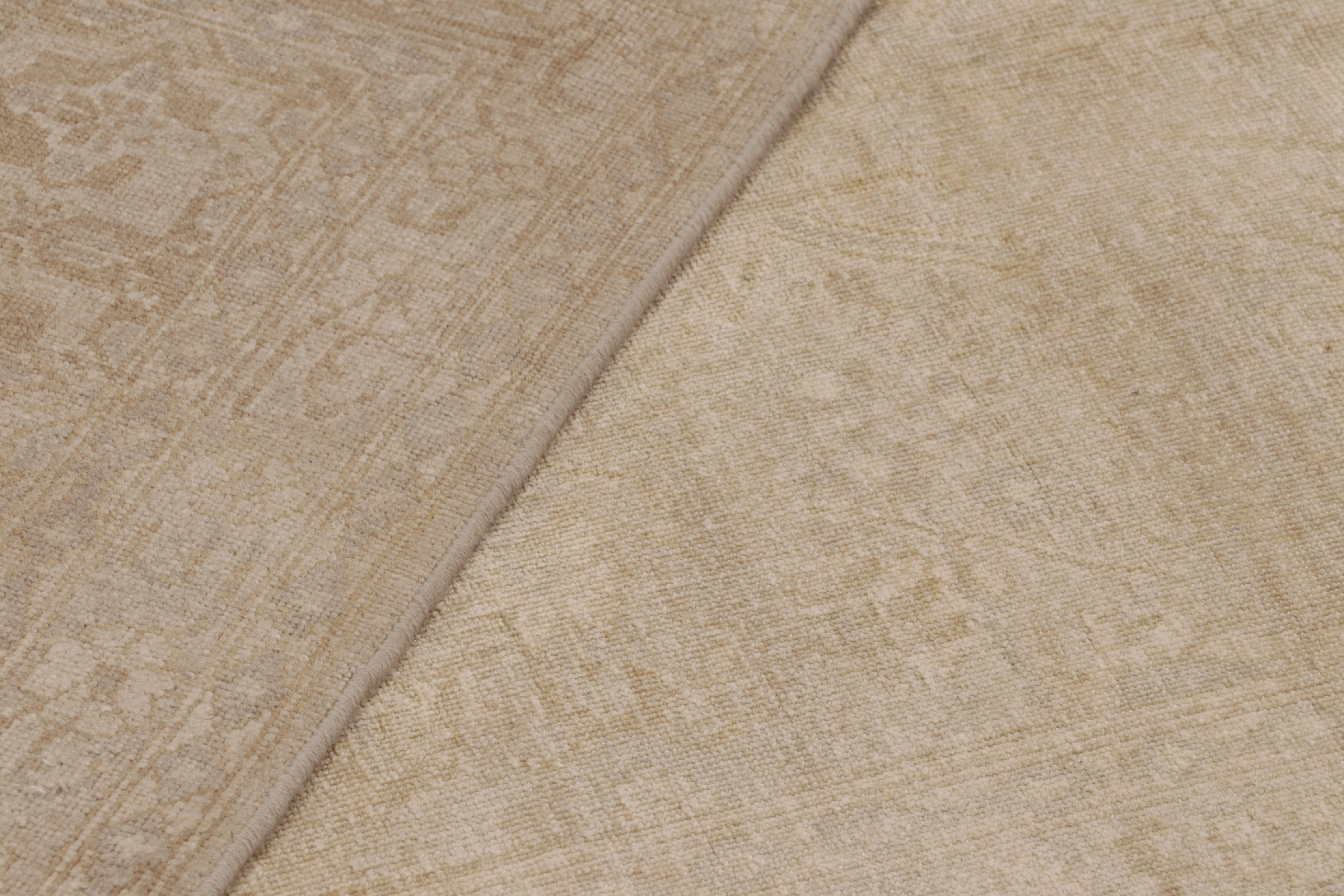 Tappeto moderno Rug & Kilim con medaglione beige spettrale in vendita 1