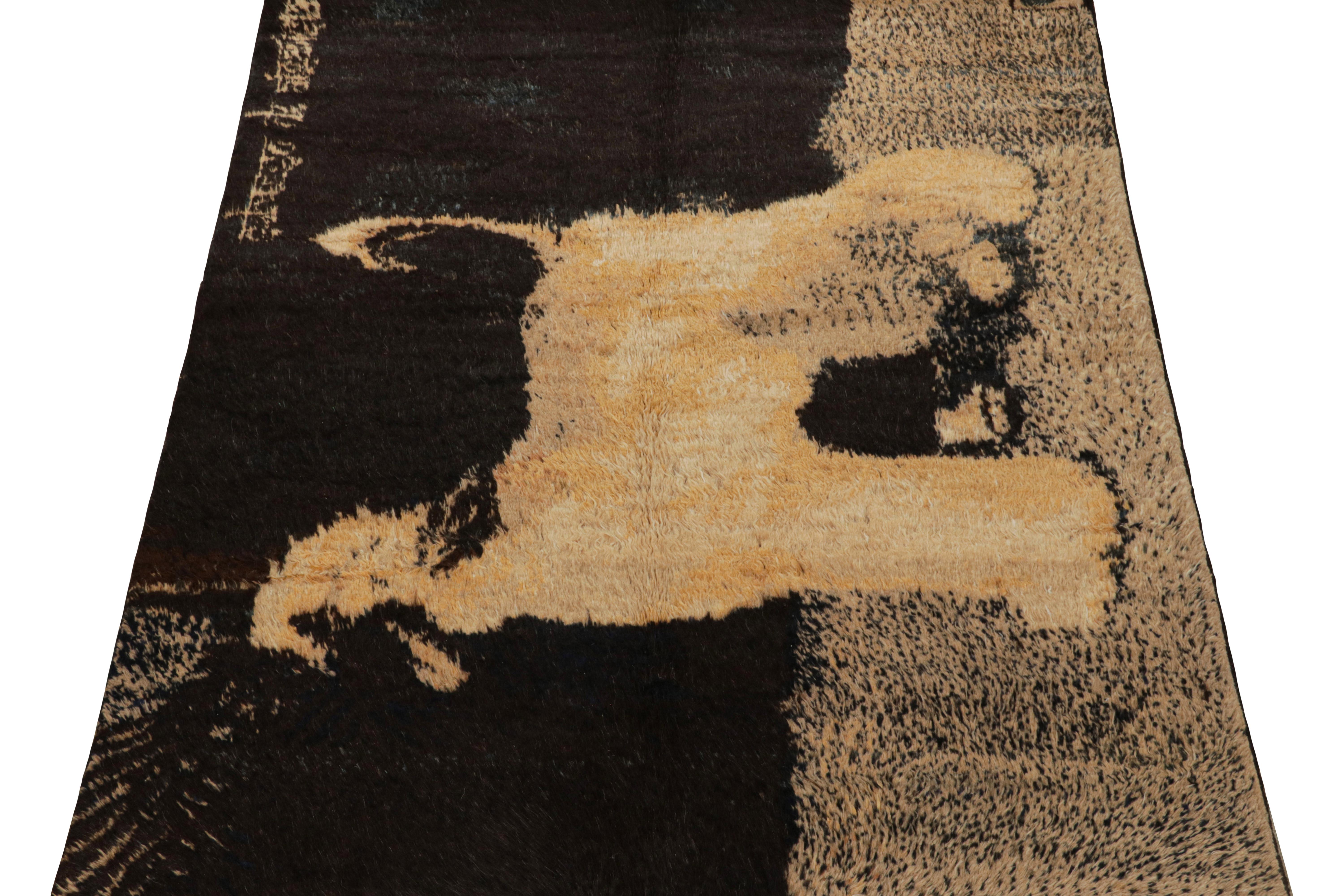Rug & Kilim's Moderner Teppich in Gold, Brown und Schwarz mit Bildmotiv (Persisch) im Angebot