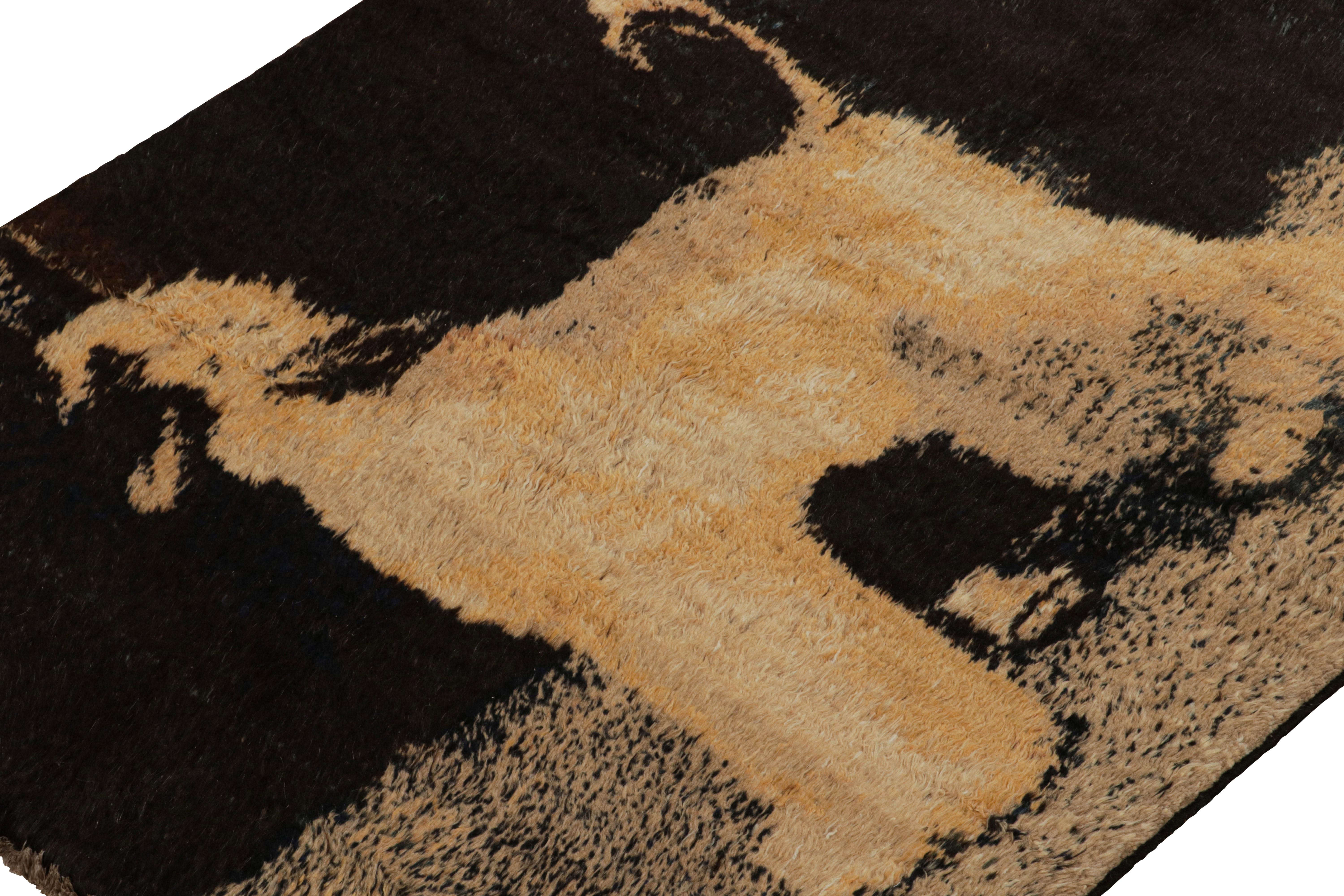 Rug & Kilim's Moderner Teppich in Gold, Brown und Schwarz mit Bildmotiv (Handgeknüpft) im Angebot