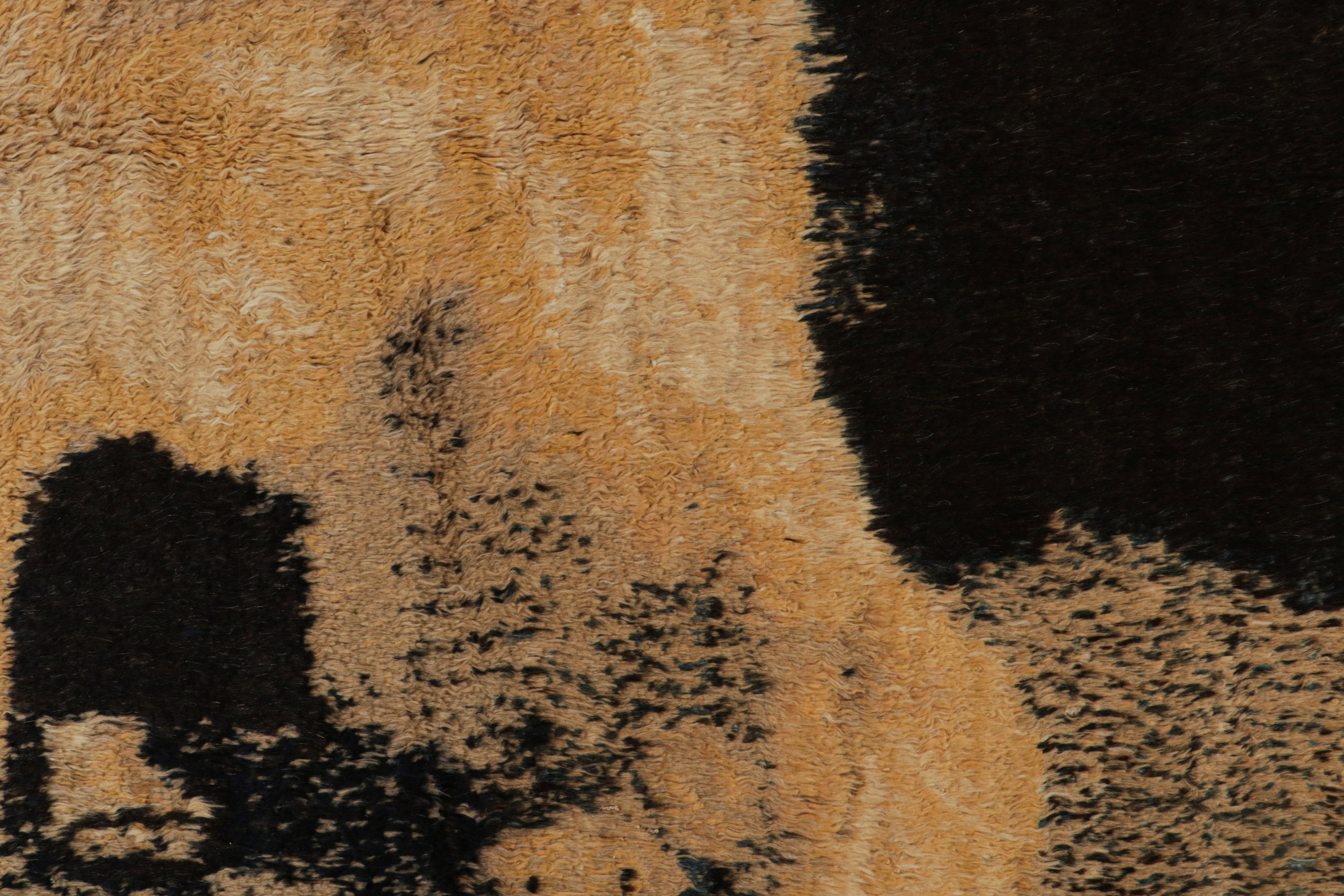 Rug & Kilim's Moderner Teppich in Gold, Brown und Schwarz mit Bildmotiv (21. Jahrhundert und zeitgenössisch) im Angebot