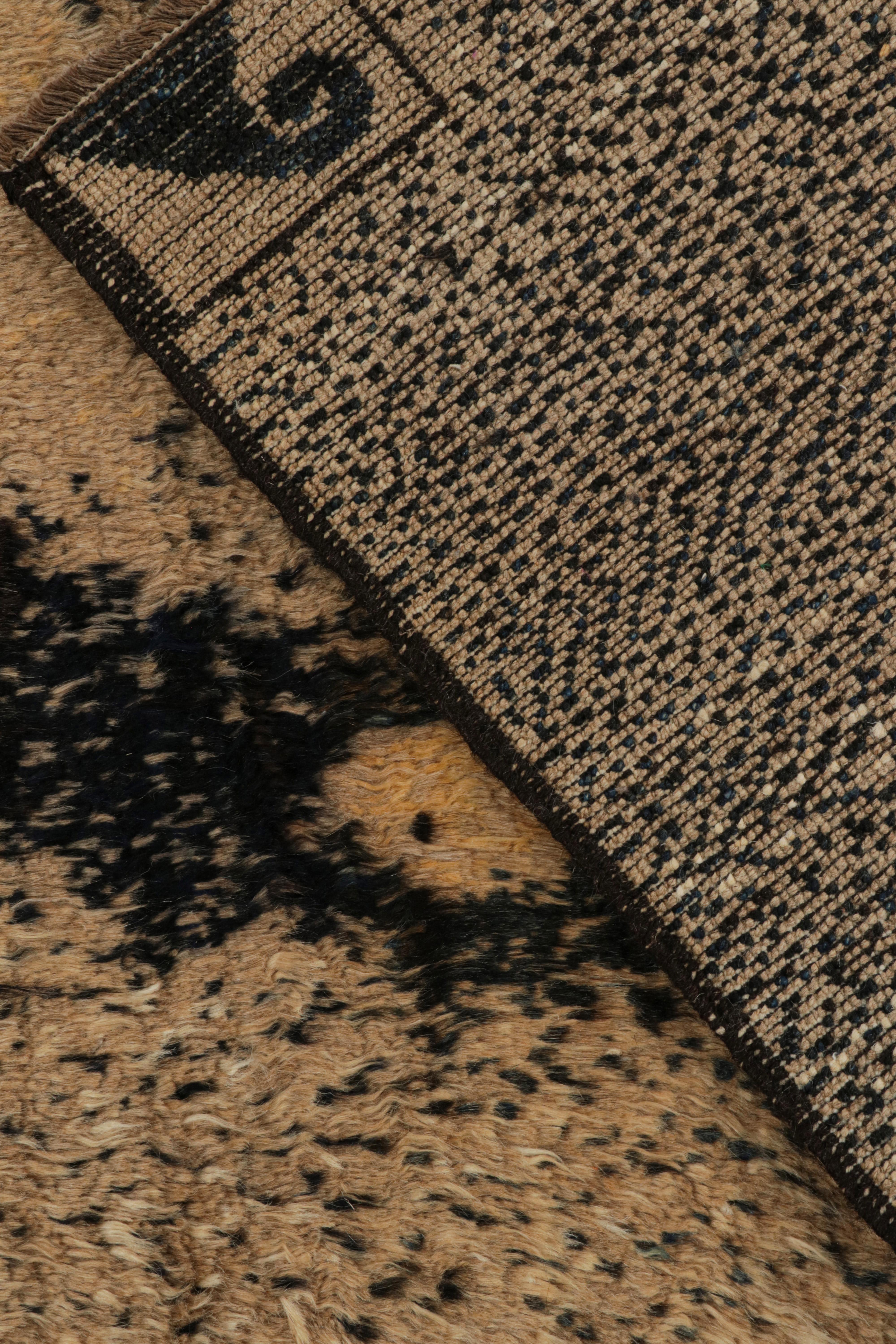 Rug & Kilim's Moderner Teppich in Gold, Brown und Schwarz mit Bildmotiv (Wolle) im Angebot