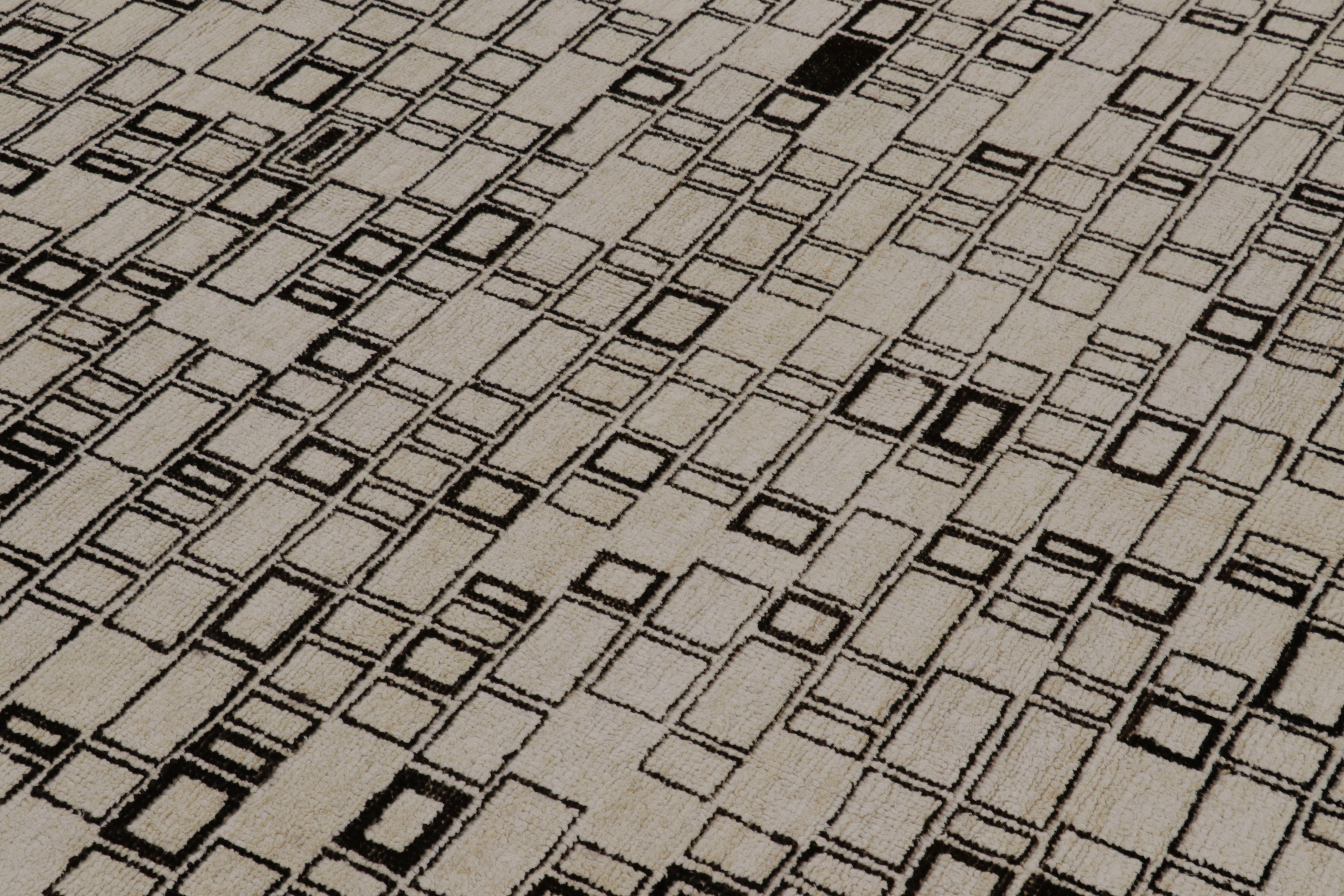 Turkish Rug & Kilim’s Modern Rug in Gray and Black Geometric Field For Sale