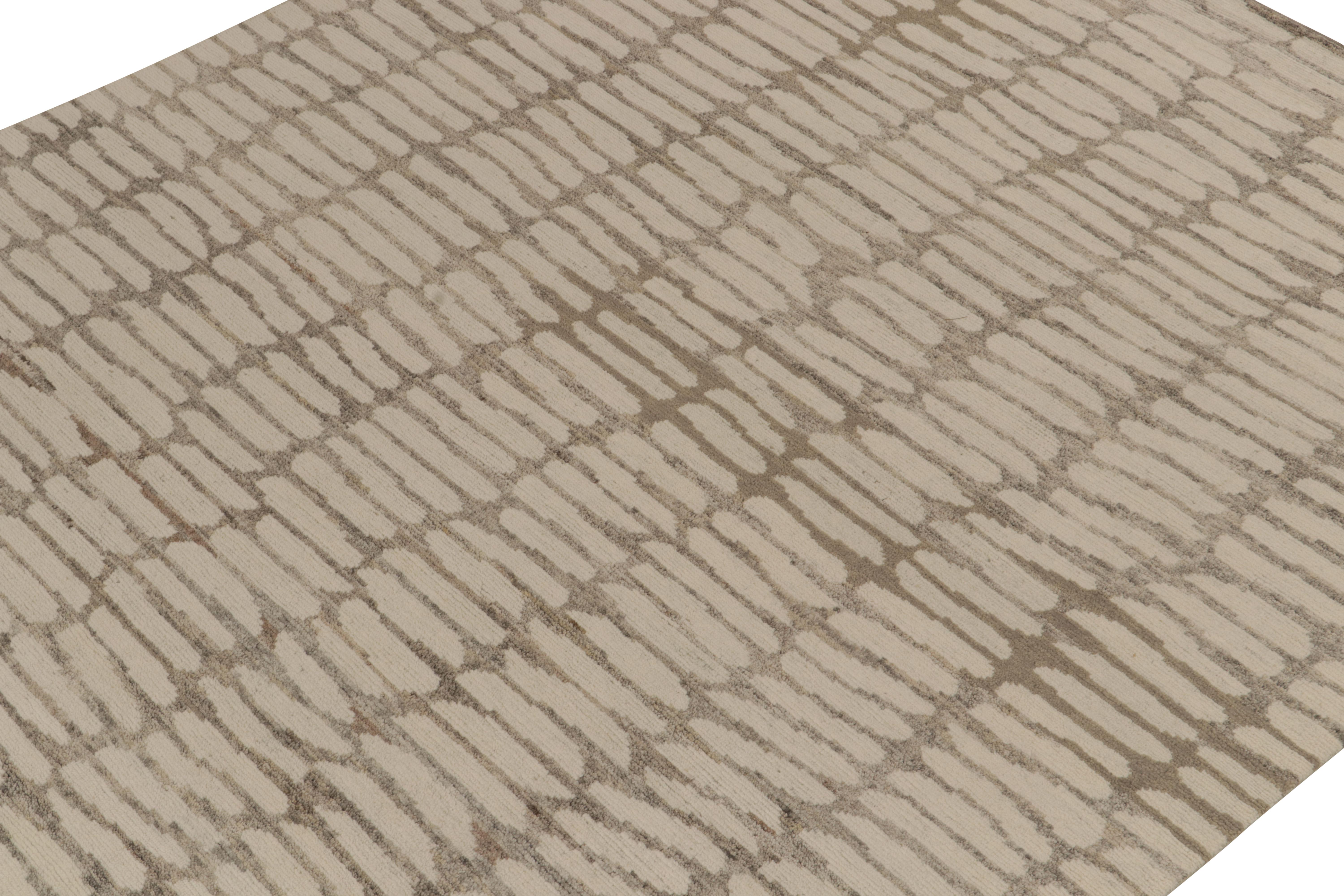 Rug & Kilim's Modern Rug in Grau mit weißen, geometrischen Mustern (Indisch) im Angebot