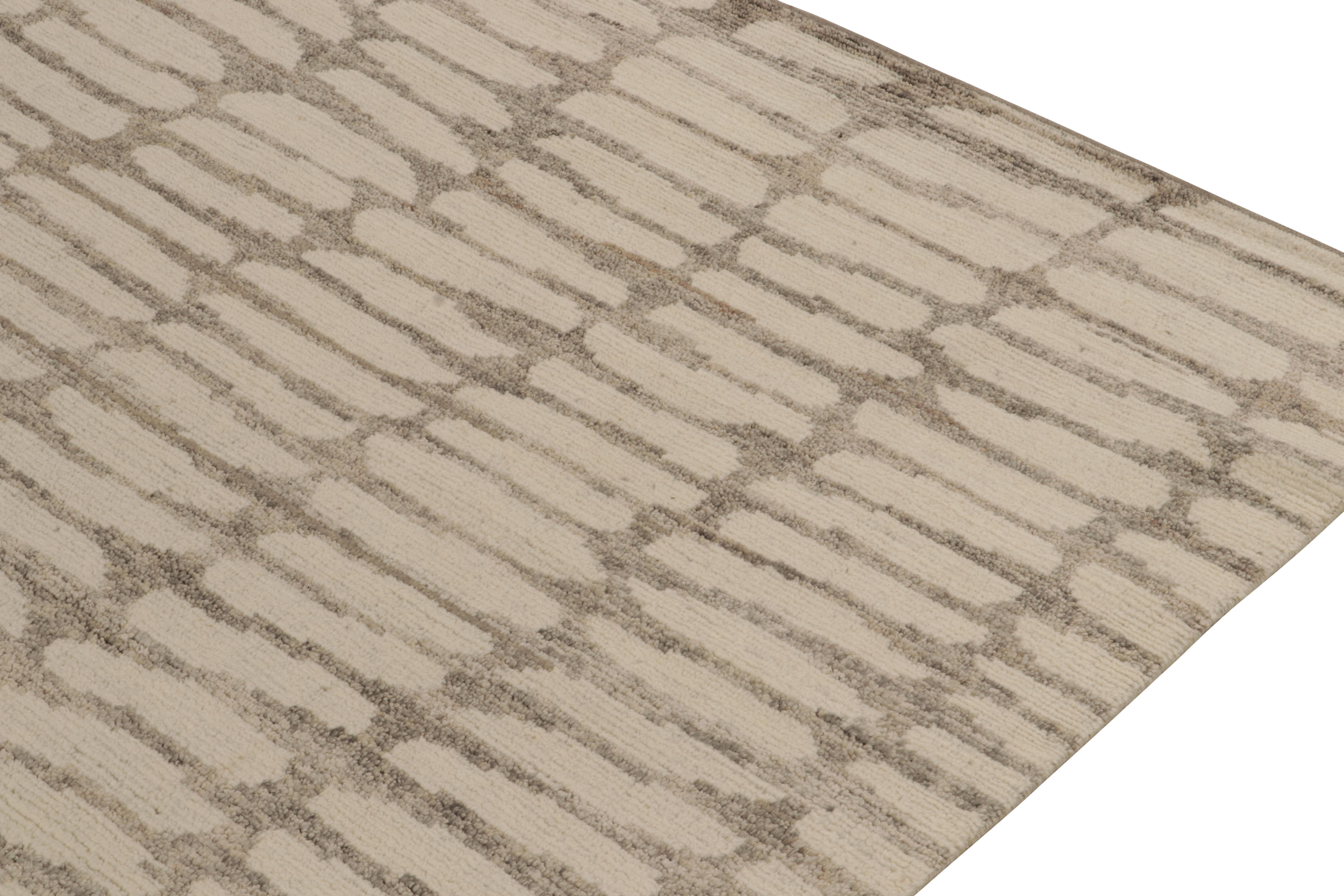 Rug & Kilim's Modern Rug in Grau mit weißen, geometrischen Mustern (Handgeknüpft) im Angebot
