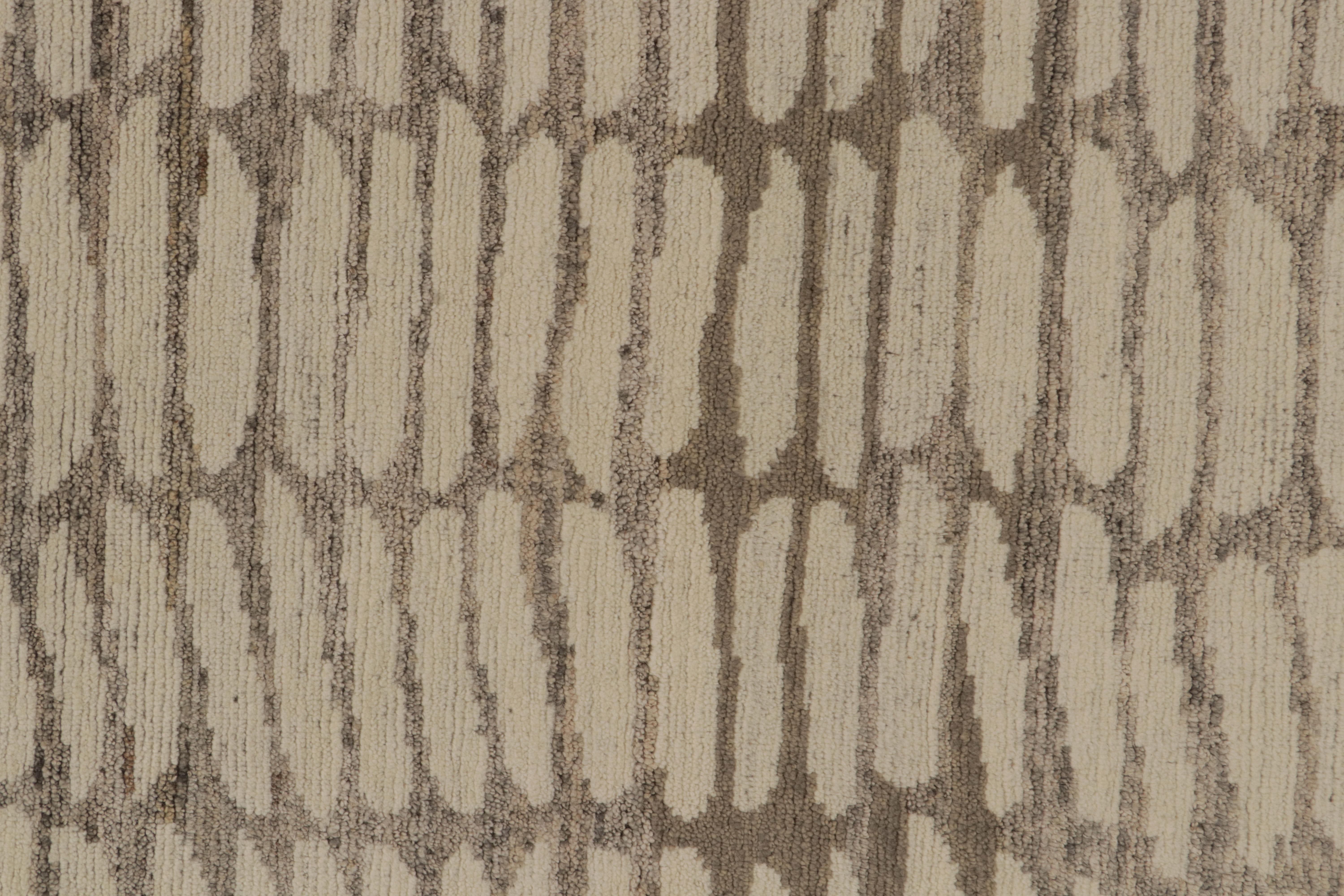 Rug & Kilim's Modern Rug in Grau mit weißen, geometrischen Mustern im Zustand „Neu“ im Angebot in Long Island City, NY