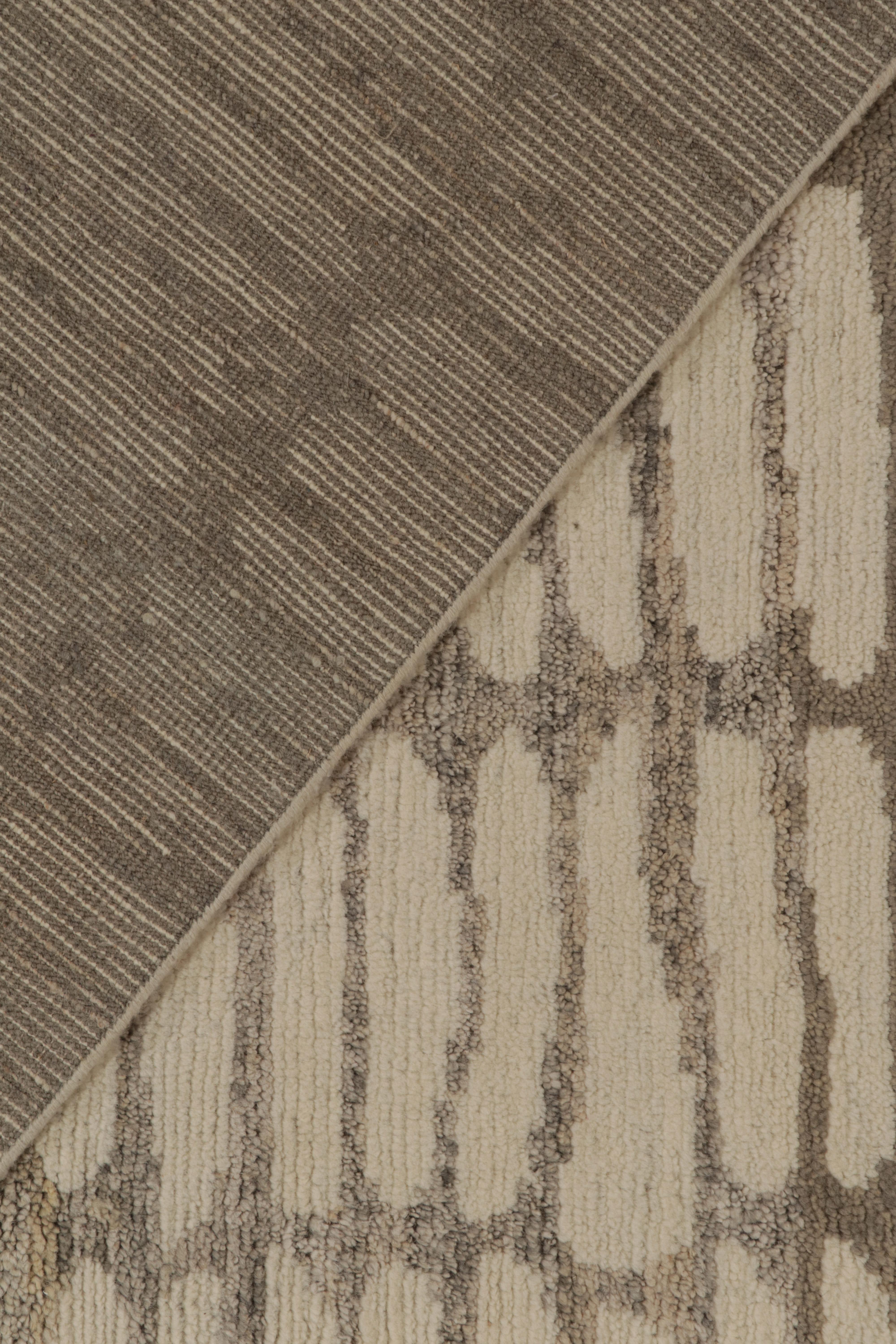 Rug & Kilim's Modern Rug in Grau mit weißen, geometrischen Mustern (21. Jahrhundert und zeitgenössisch) im Angebot