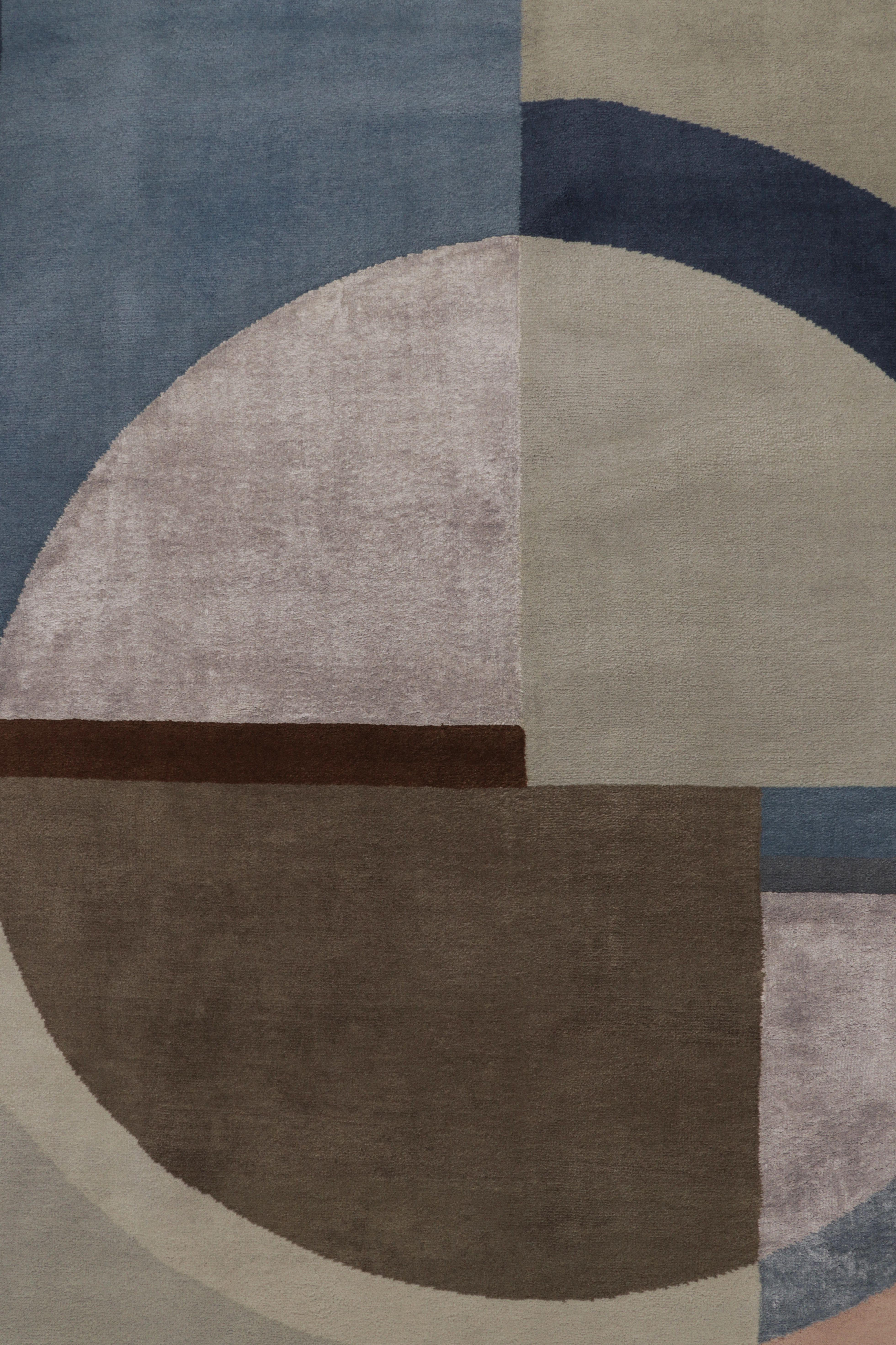 Dieser prächtige, vom modernen Art-Deco inspirierte Teppich im Format 10x11 ist ein lebhaftes Meisterwerk der geometrischen Abstraktion. Das aus Wolle und glänzender Viskose handgeknüpfte Design zeigt ineinandergreifende Bögen, Rechtecke und Kreise