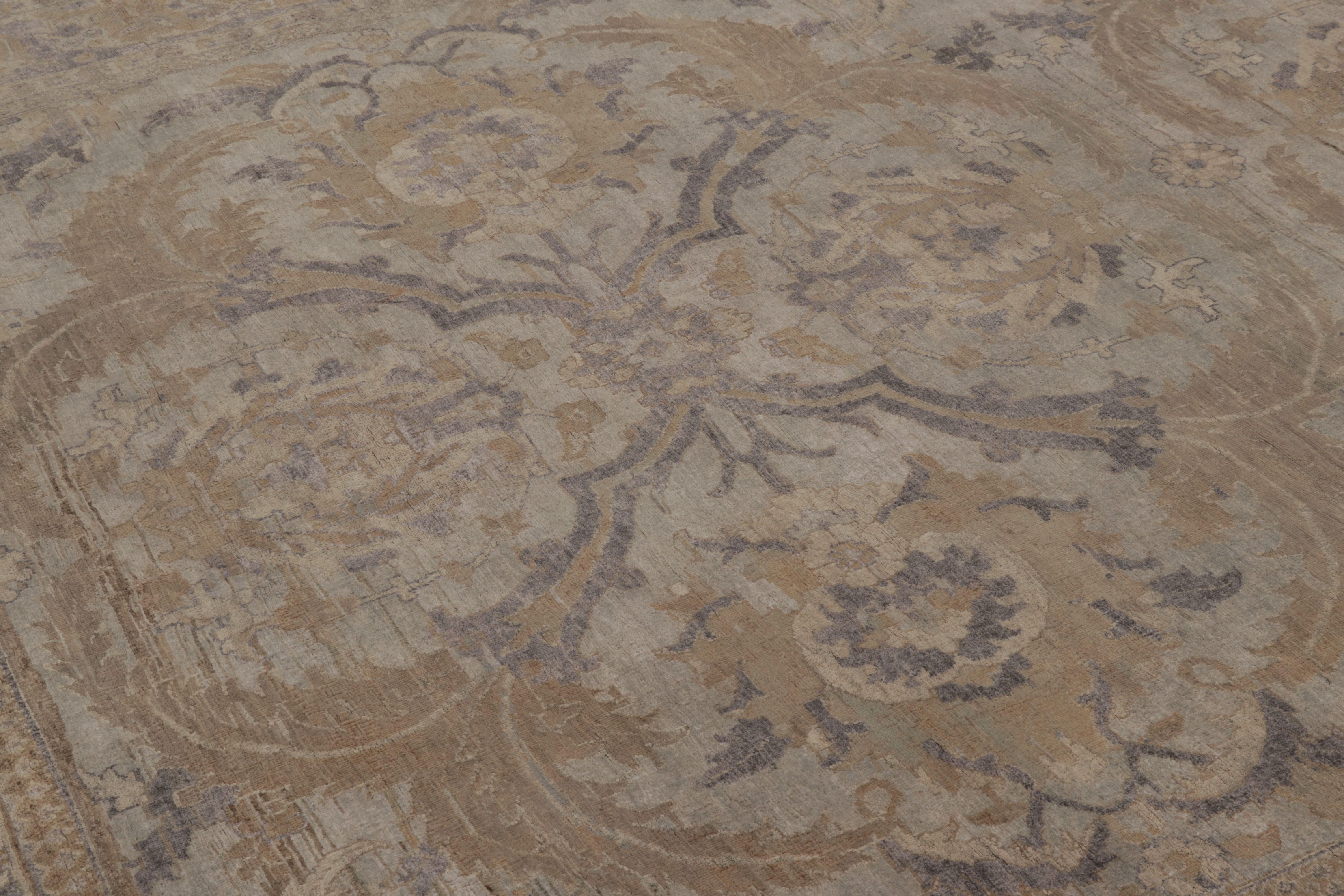 Annodato a mano in una lussuosa miscela di lana, lino e seta luminosa, questo accattivante 8x12  Il tappeto Rug & Kilim è uno studio magistrale di neutralità tonale e design classico dissolto. Il campo è caratterizzato da un motivo floreale oversize