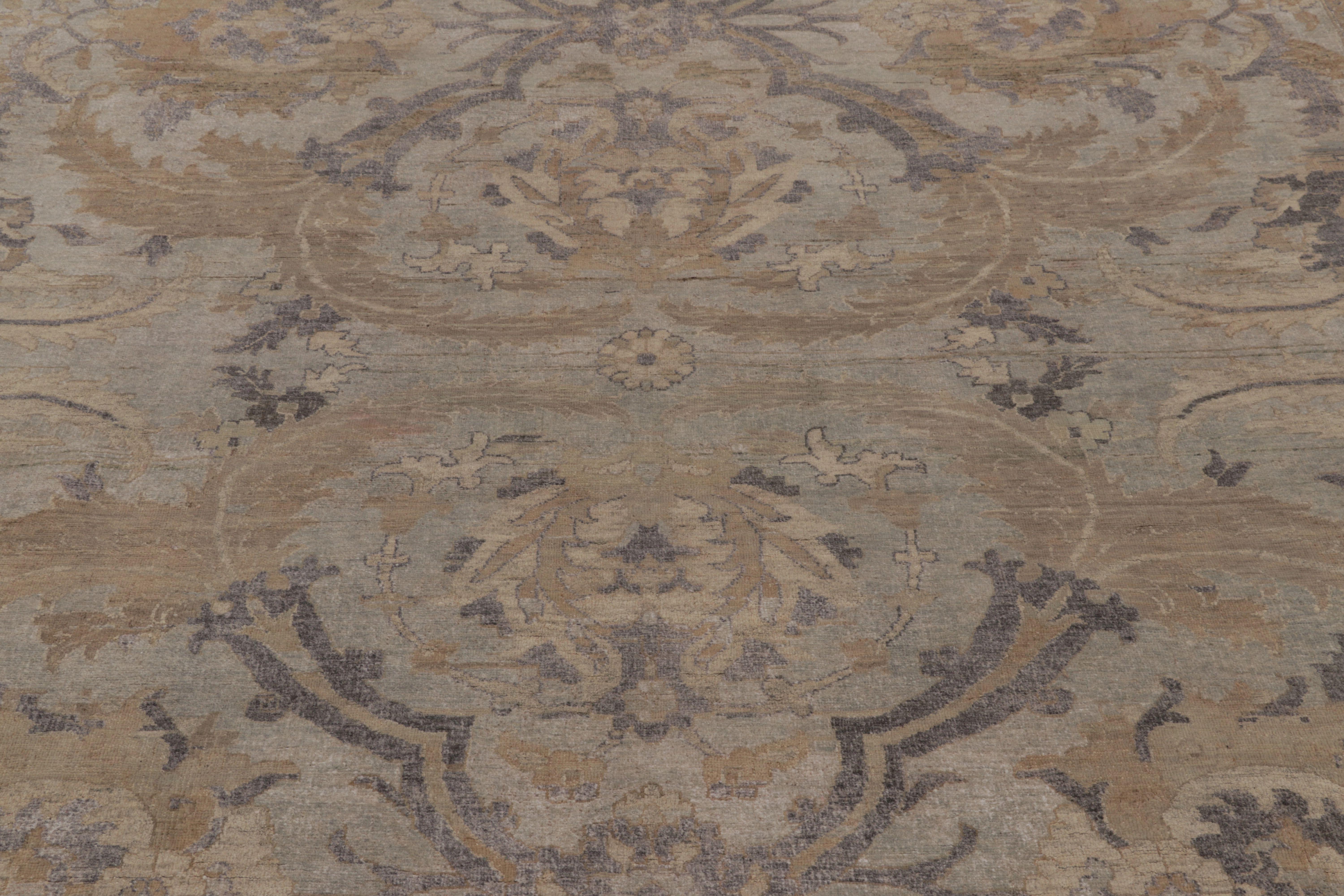 Moderno Rug & Kilim è un tappeto moderno con medaglione floreale beige e grigio di ispirazione polacca. in vendita