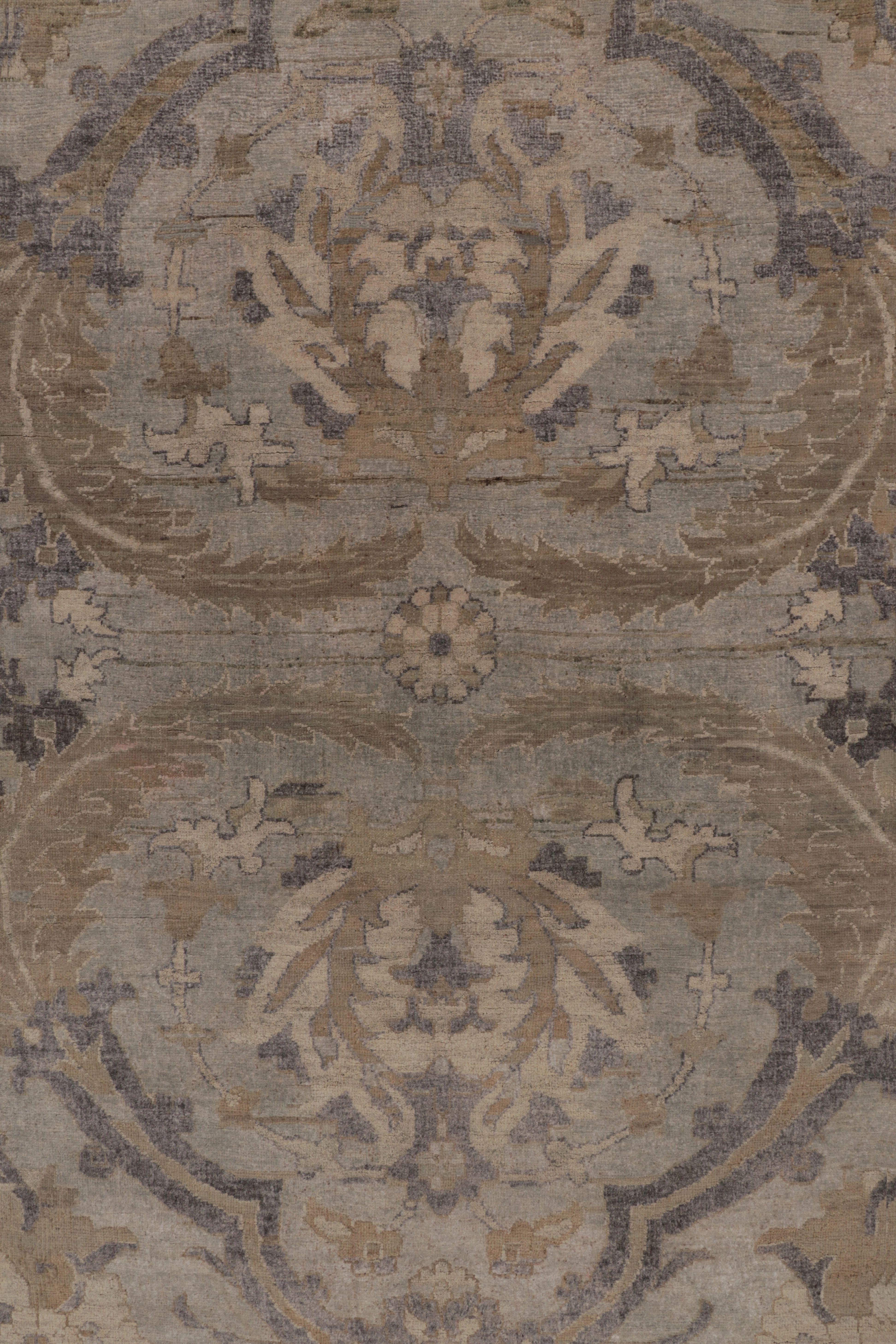 Indiano Rug & Kilim è un tappeto moderno con medaglione floreale beige e grigio di ispirazione polacca. in vendita