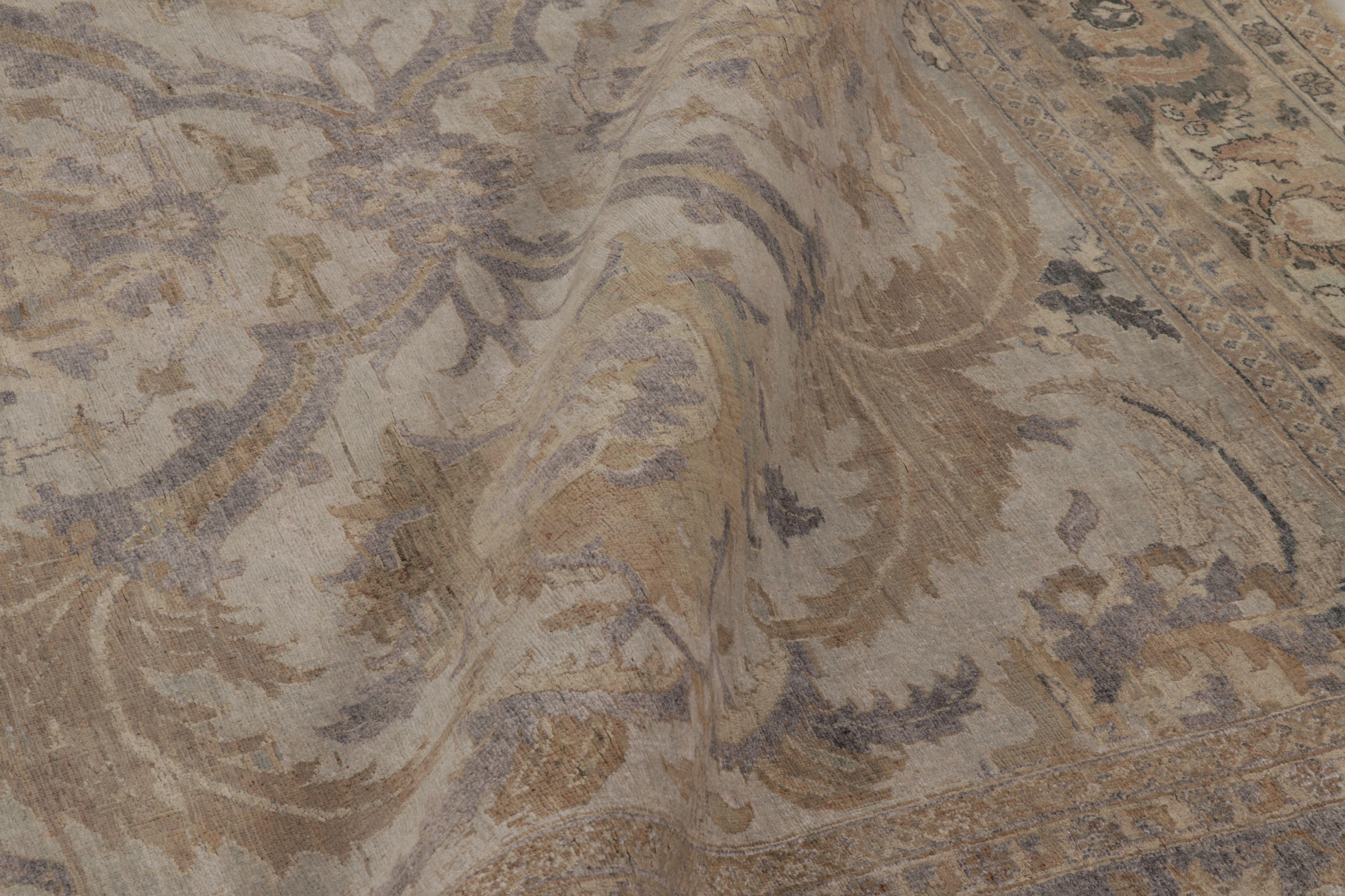 Rug & Kilim è un tappeto moderno con medaglione floreale beige e grigio di ispirazione polacca. In condizioni Nuovo in vendita a Long Island City, NY