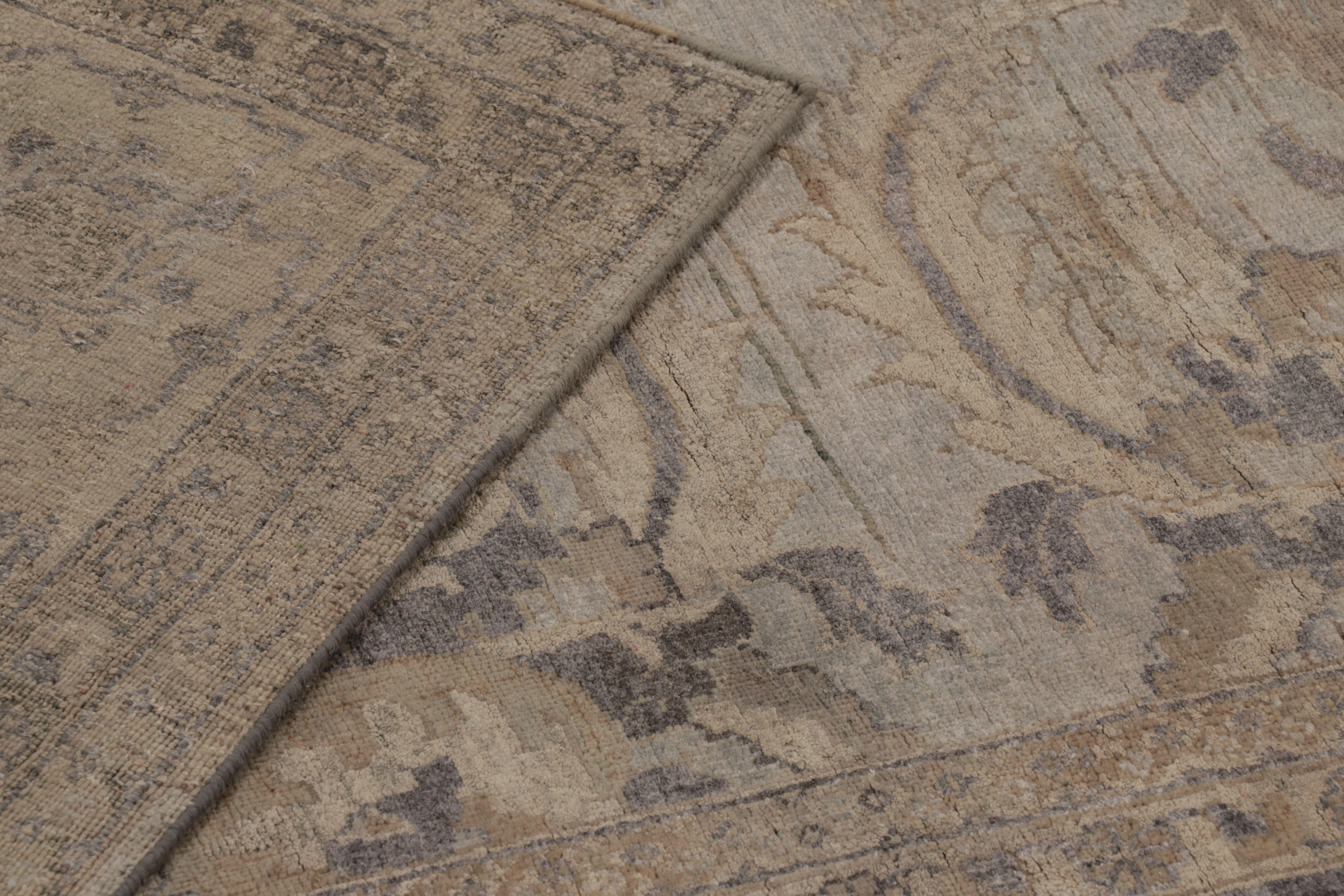 Lana Rug & Kilim è un tappeto moderno con medaglione floreale beige e grigio di ispirazione polacca. in vendita