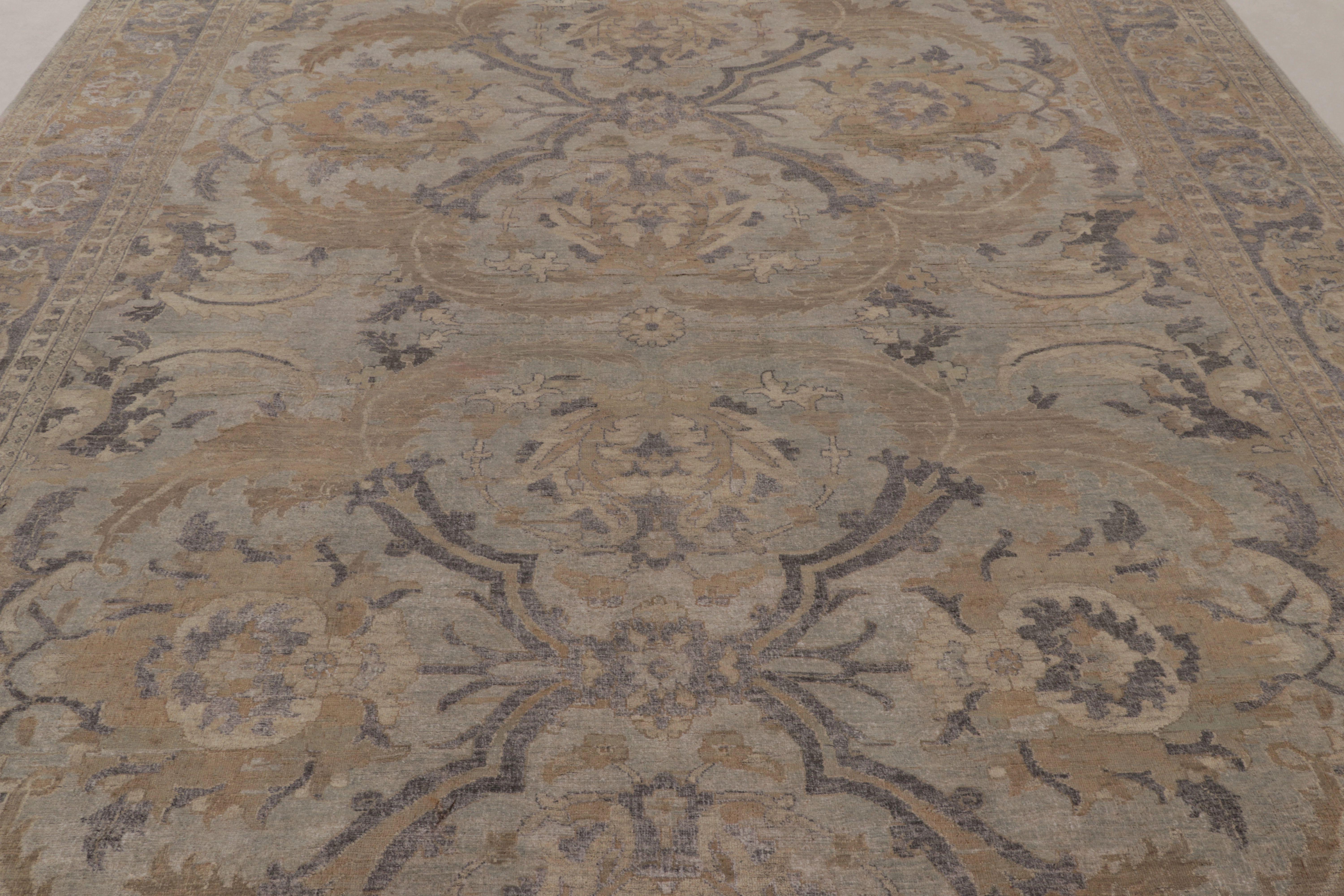 Annodato a mano Rug & Kilim è un tappeto moderno con medaglione floreale beige e grigio di ispirazione polacca. in vendita