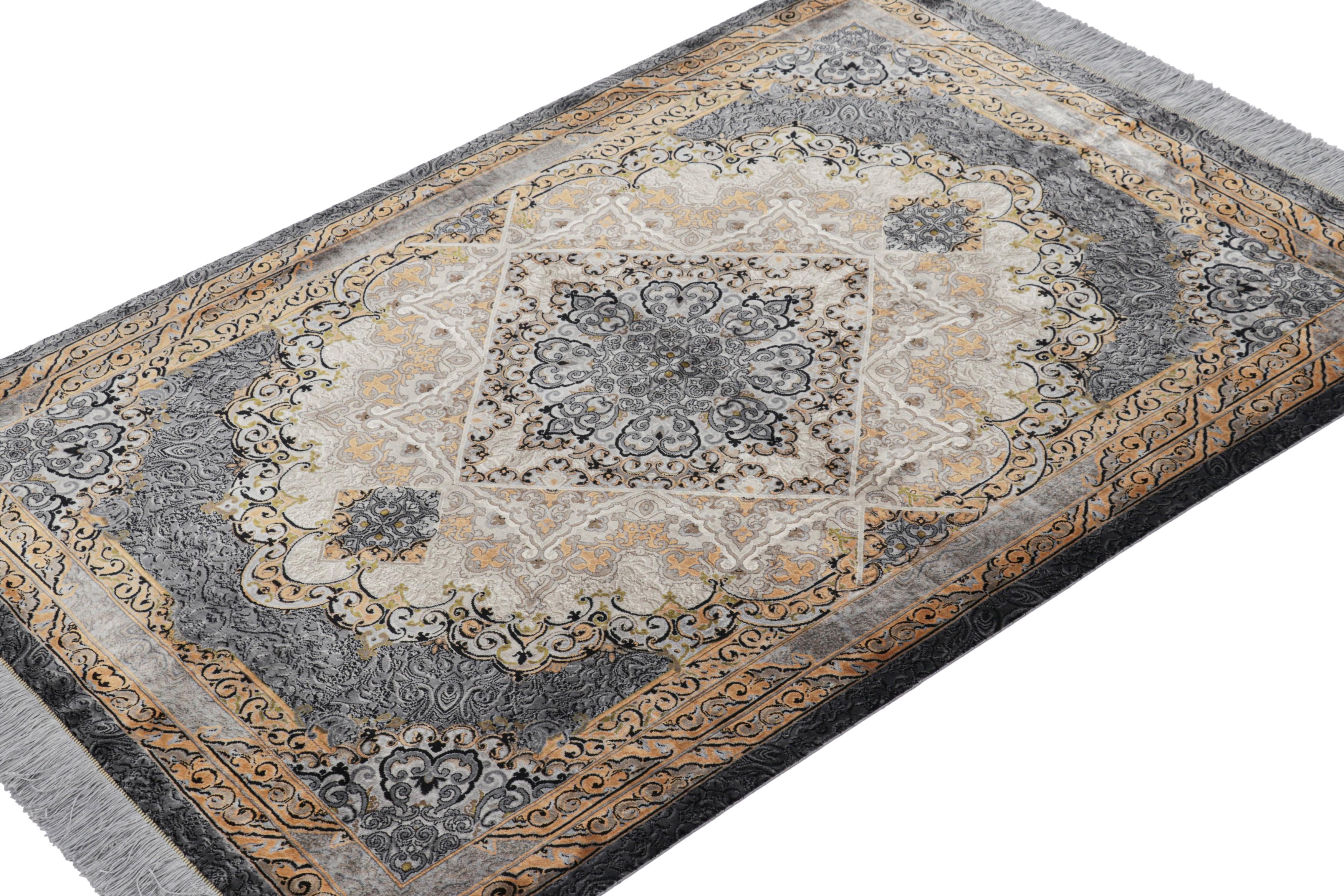 Rug & Kilim's Modern Rug in Silber, Gold und Weiß mit Medaillon Nika (Indisch) im Angebot