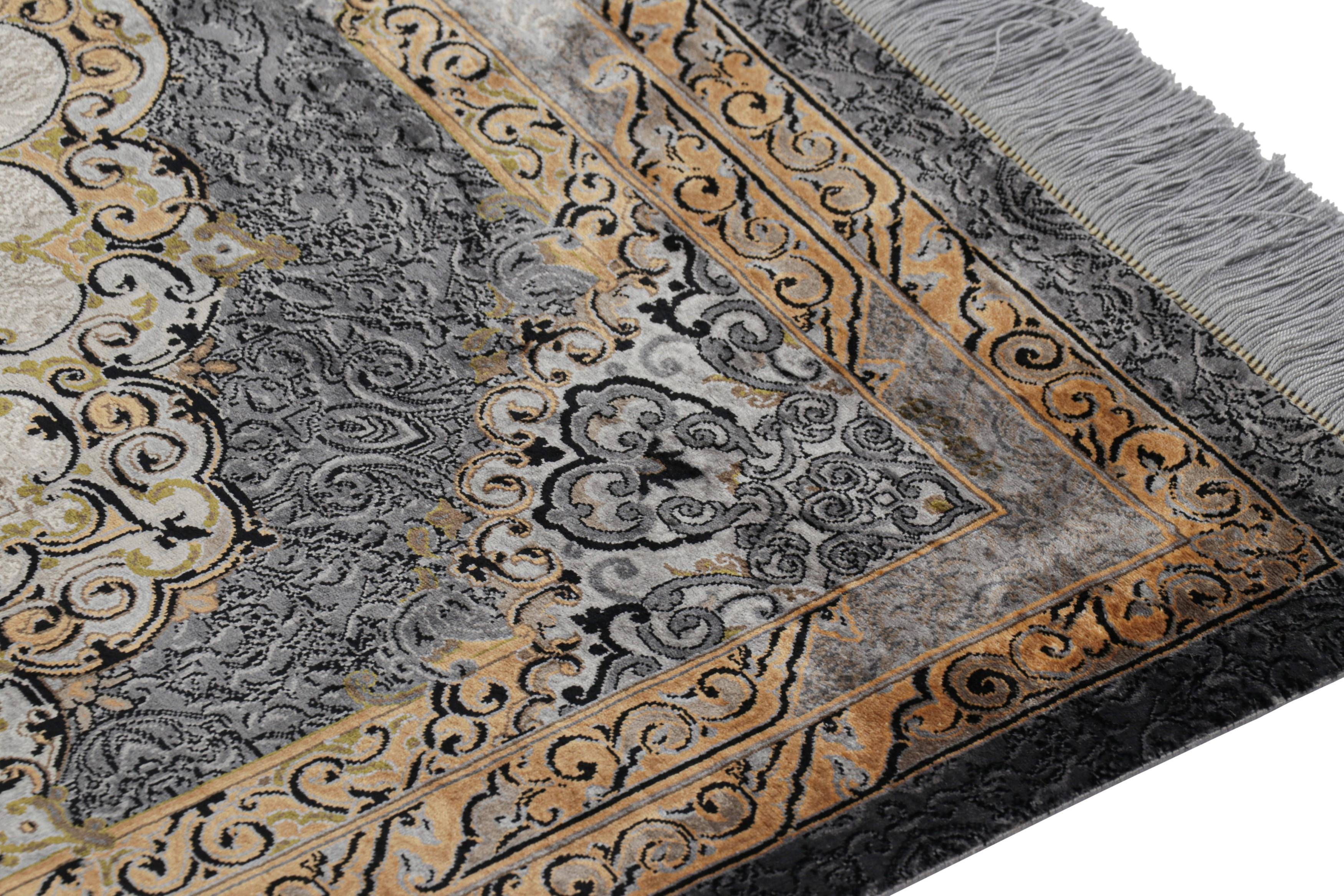 Rug & Kilim's Modern Rug in Silber, Gold und Weiß mit Medaillon Nika im Zustand „Neu“ im Angebot in Long Island City, NY