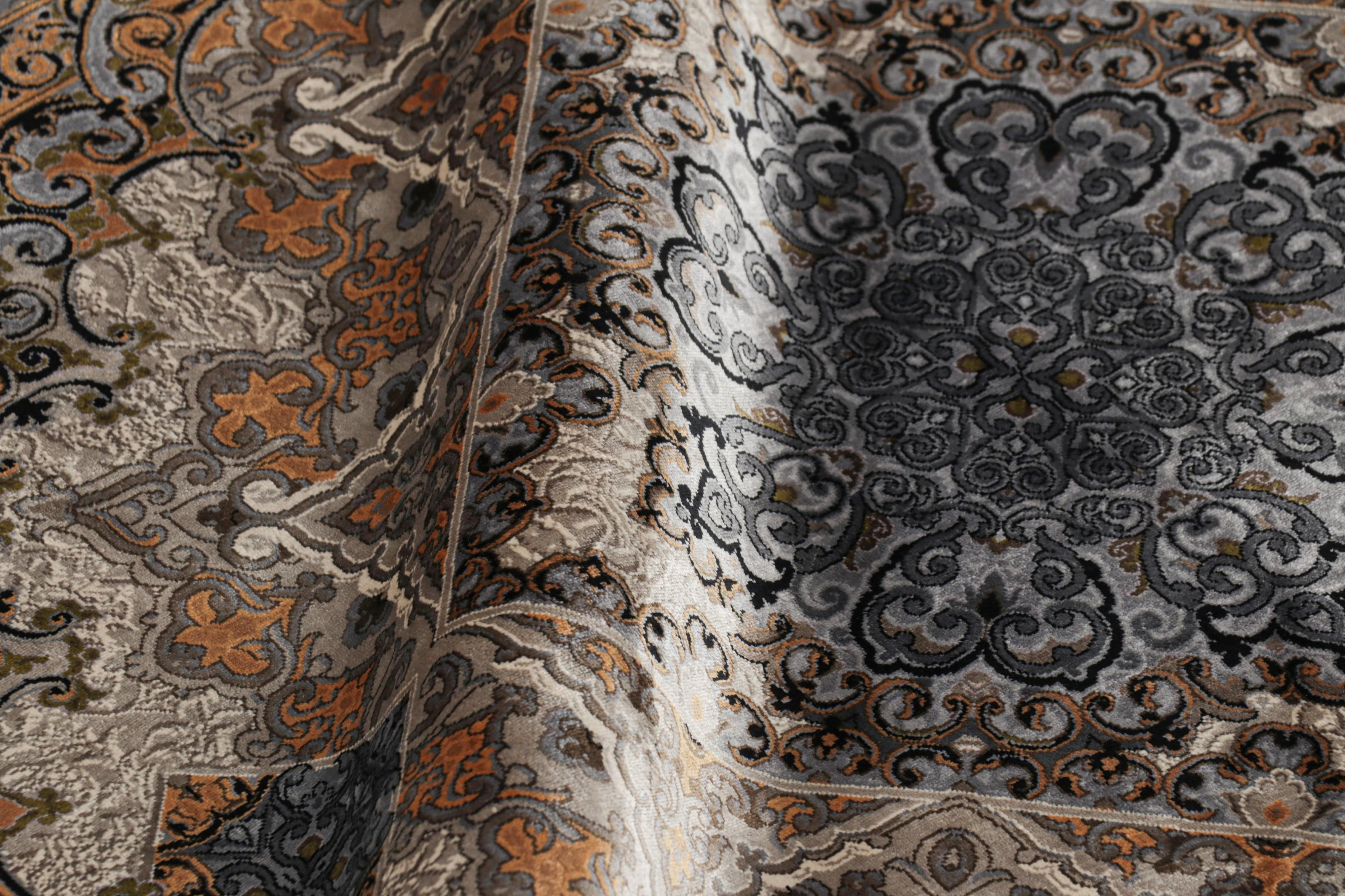 Rug & Kilim's Modern Rug in Silber, Gold und Weiß mit Medaillon Nika (21. Jahrhundert und zeitgenössisch) im Angebot
