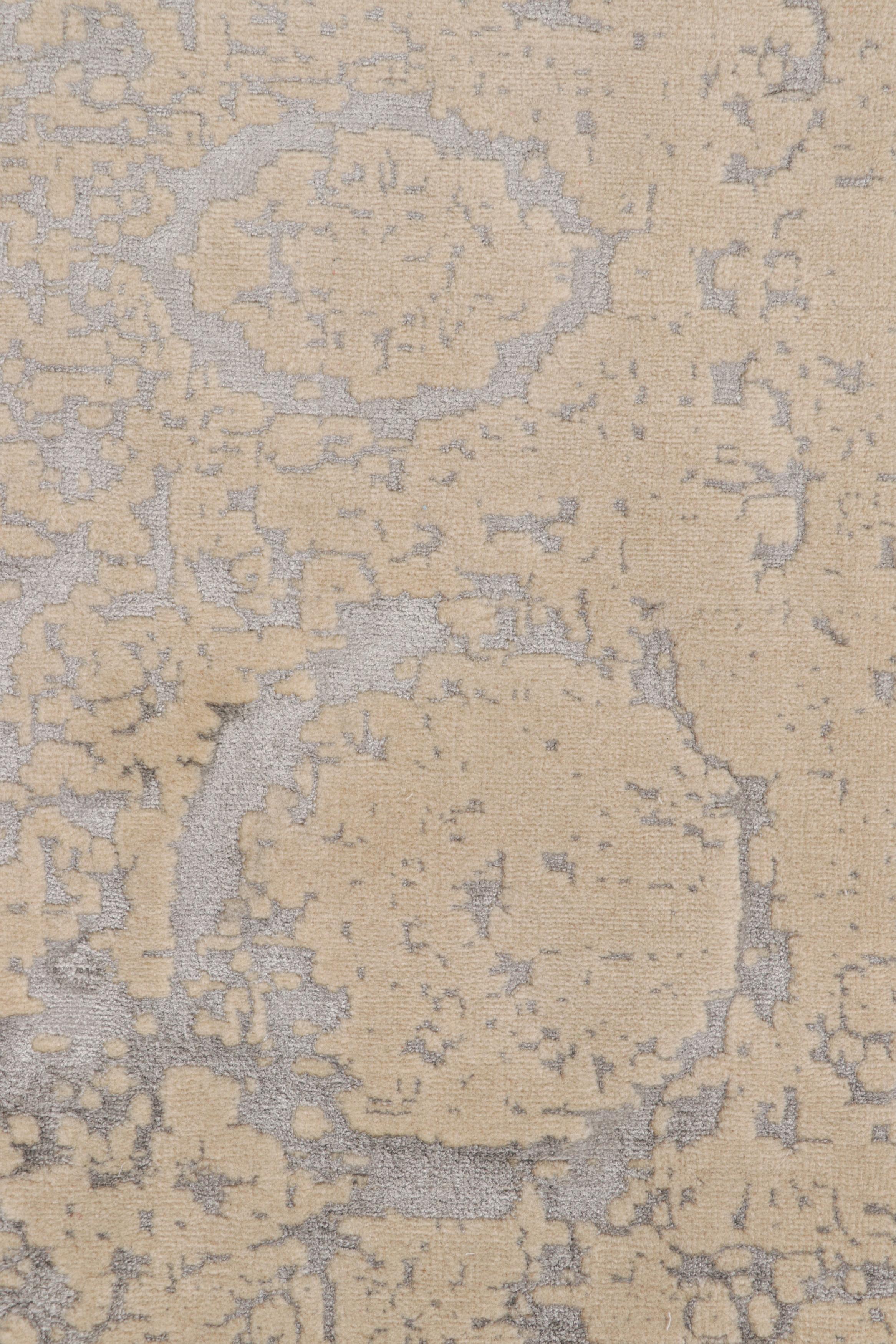 Turkish Rug & Kilim’s Modern Rug in Silver-Gray with Cream Abstract Patterns For Sale