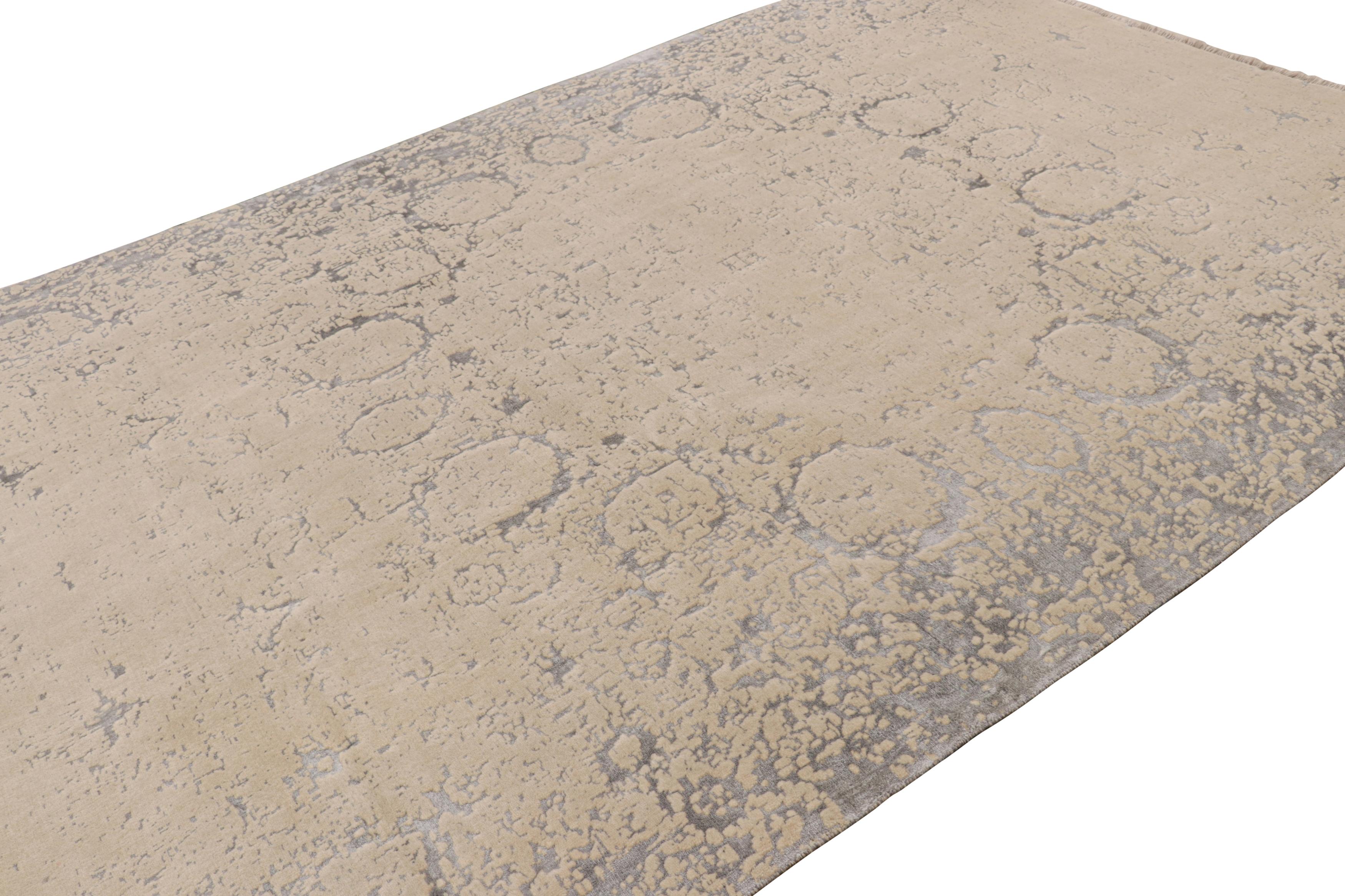 Turco Tappeto moderno Rug & Kilim in grigio-argento con motivi astratti color crema in vendita