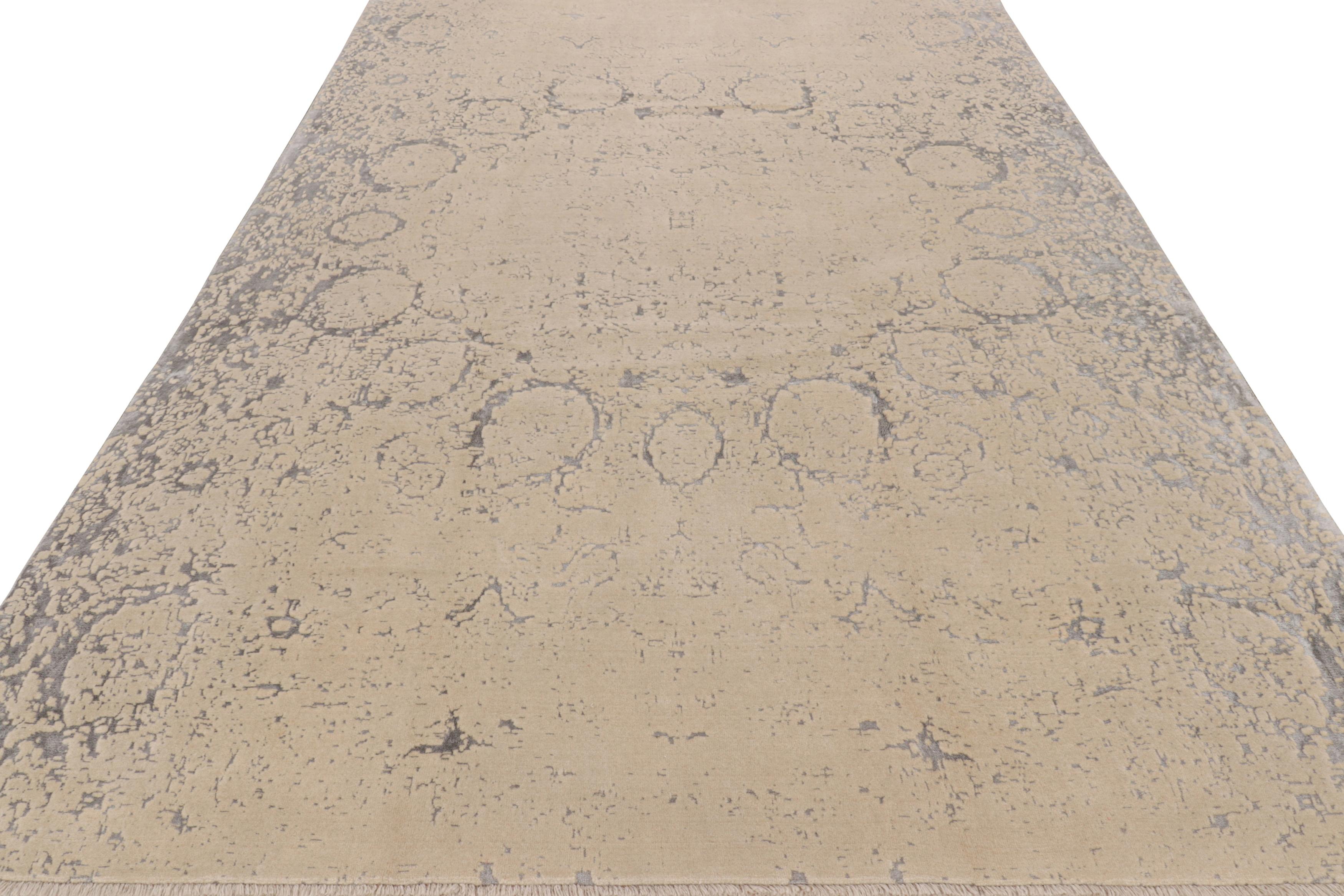 Annodato a mano Tappeto moderno Rug & Kilim in grigio-argento con motivi astratti color crema in vendita