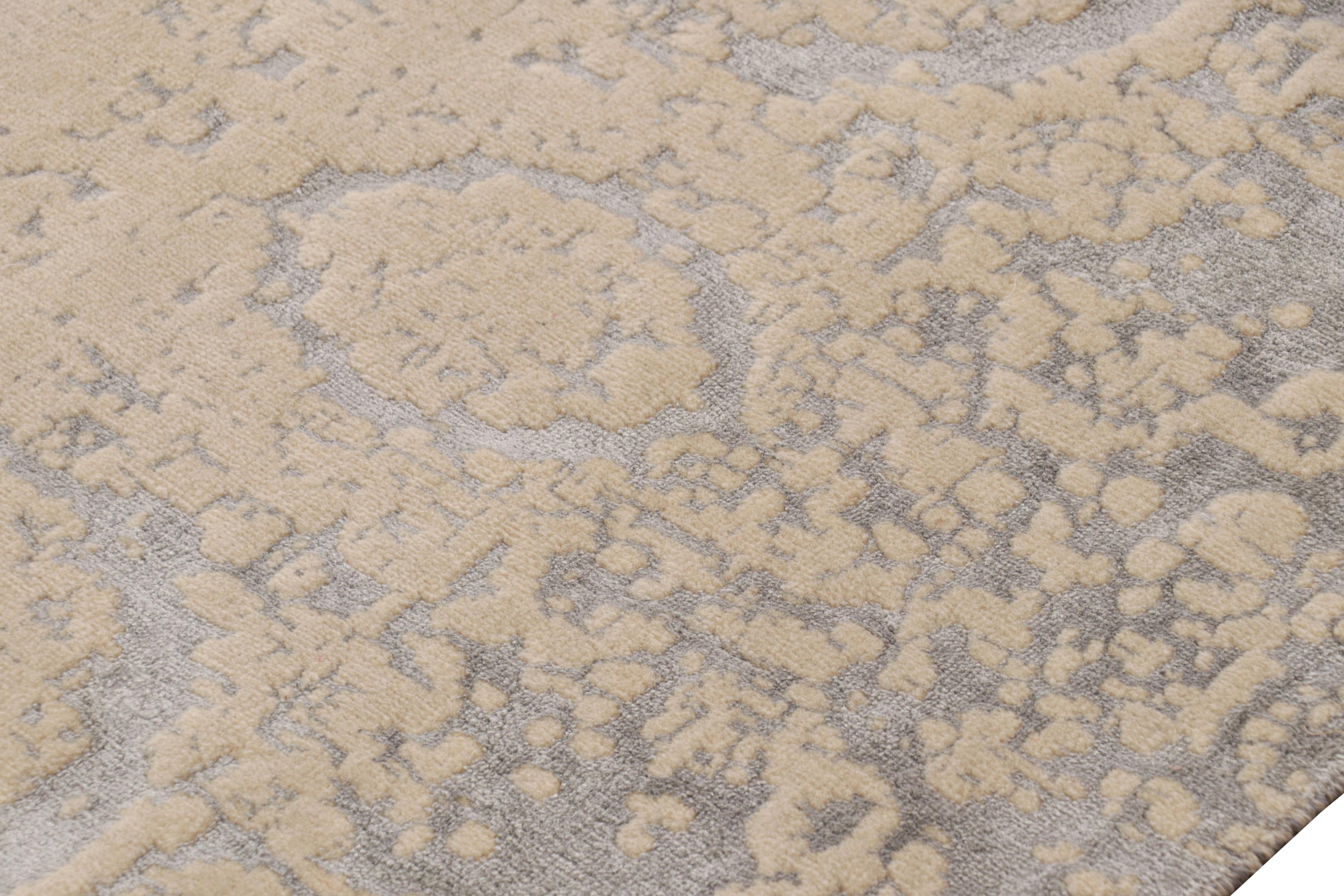 Tappeto moderno Rug & Kilim in grigio-argento con motivi astratti color crema In condizioni Nuovo in vendita a Long Island City, NY