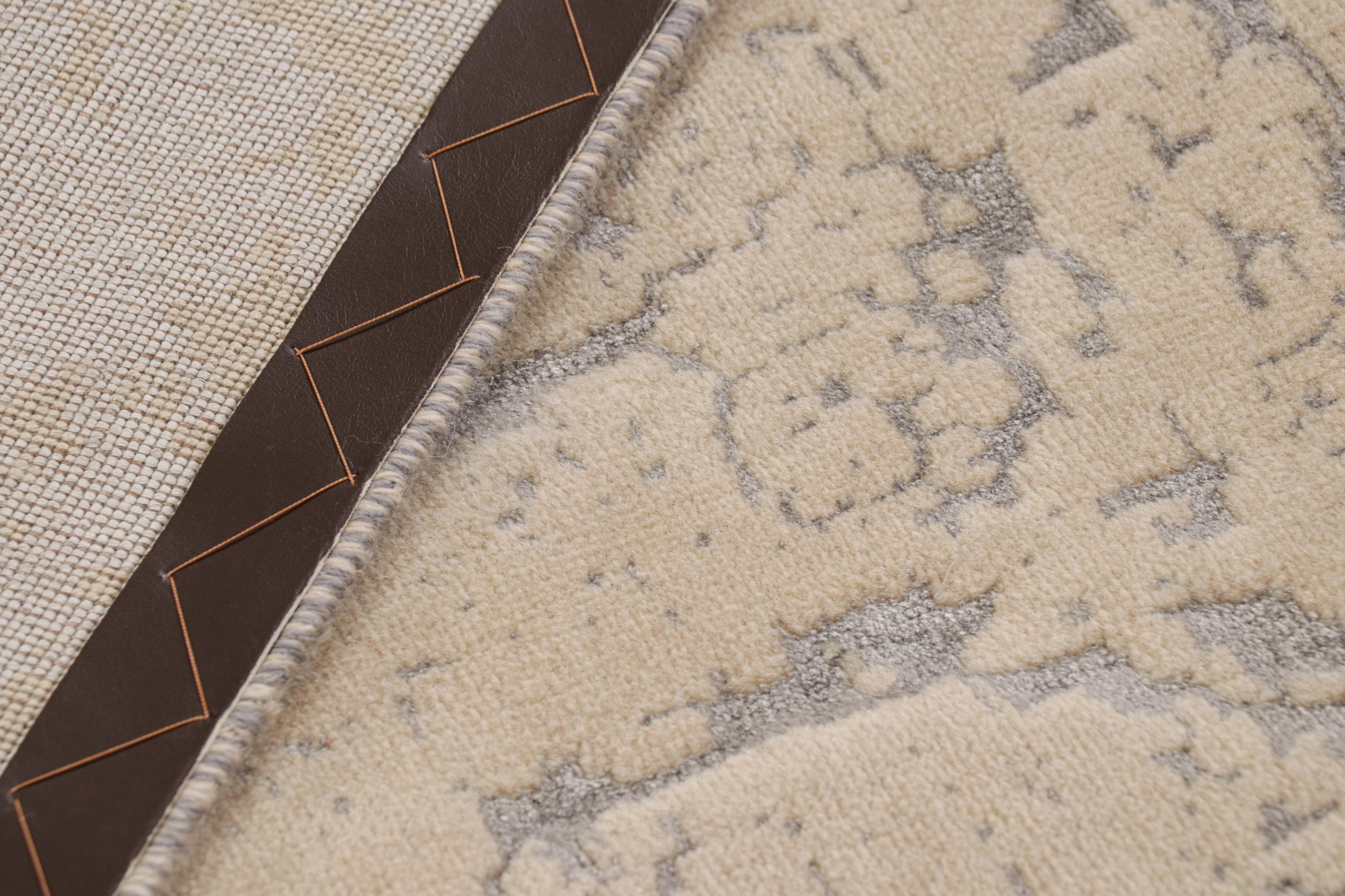 Lana Tappeto moderno Rug & Kilim in grigio-argento con motivi astratti color crema in vendita