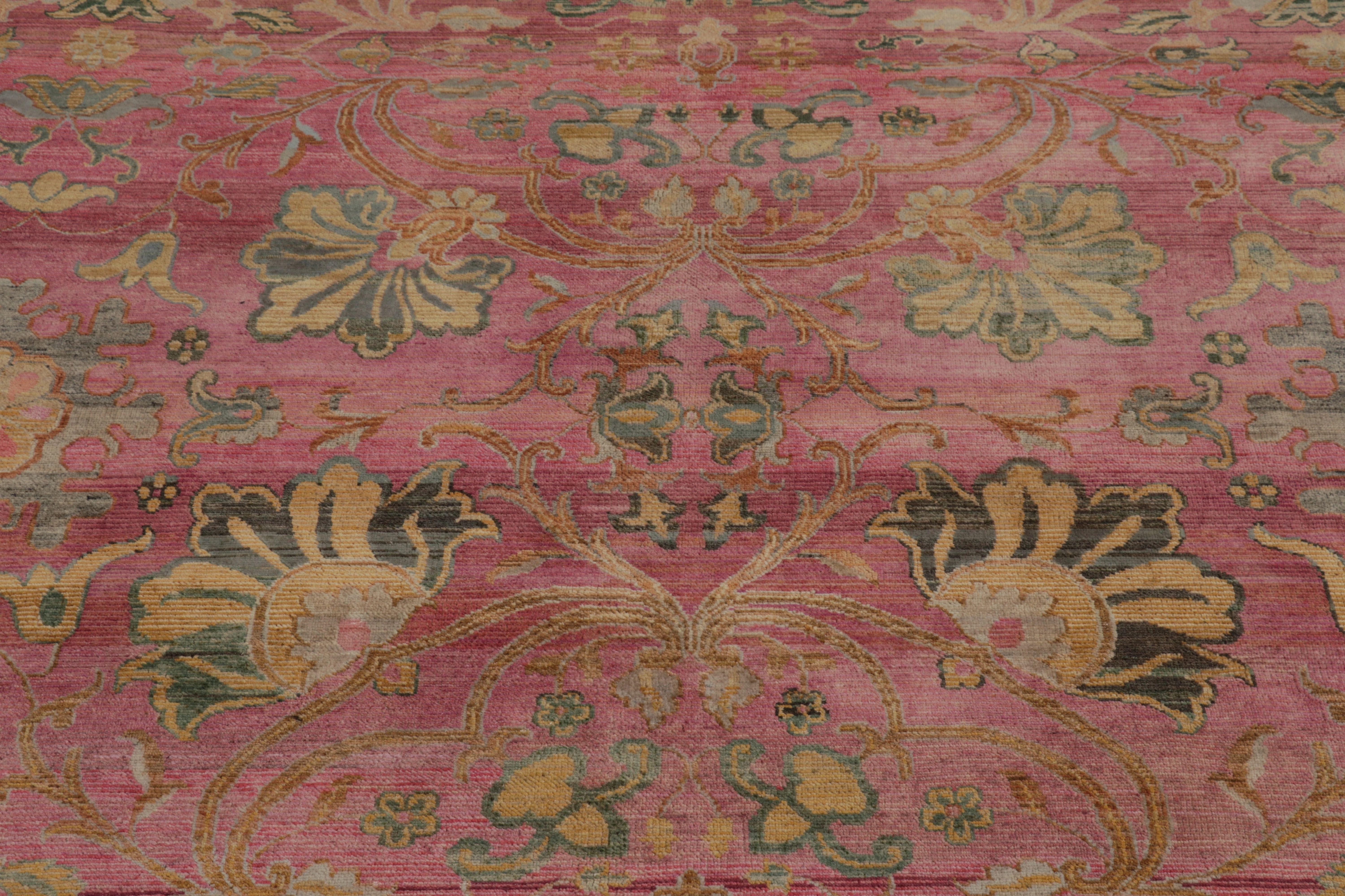 Annodato a mano Rug & Kilim è un tappeto moderno con un morbido motivo floreale rosa e verde. in vendita