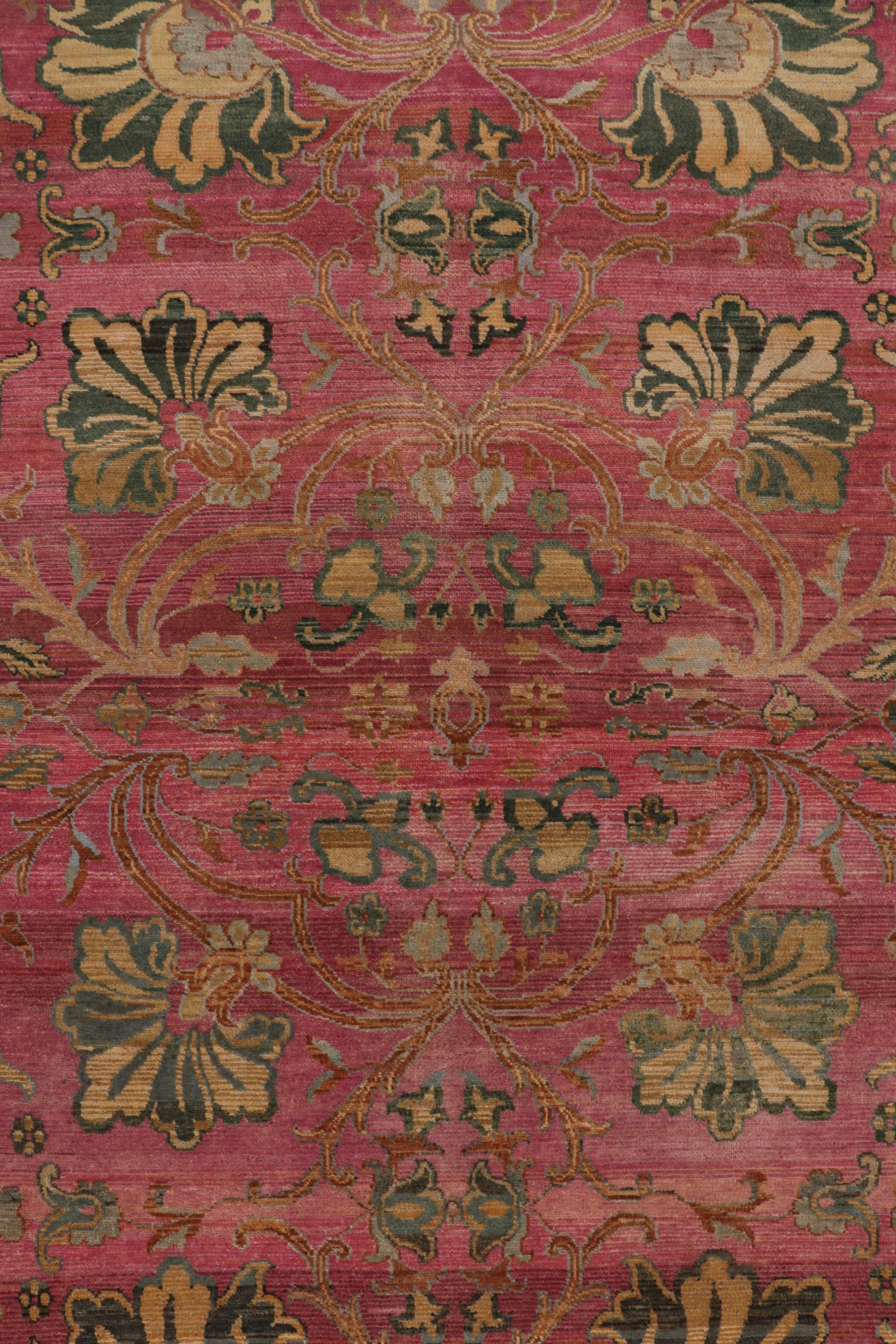 Rug & Kilim è un tappeto moderno con un morbido motivo floreale rosa e verde. In condizioni Nuovo in vendita a Long Island City, NY