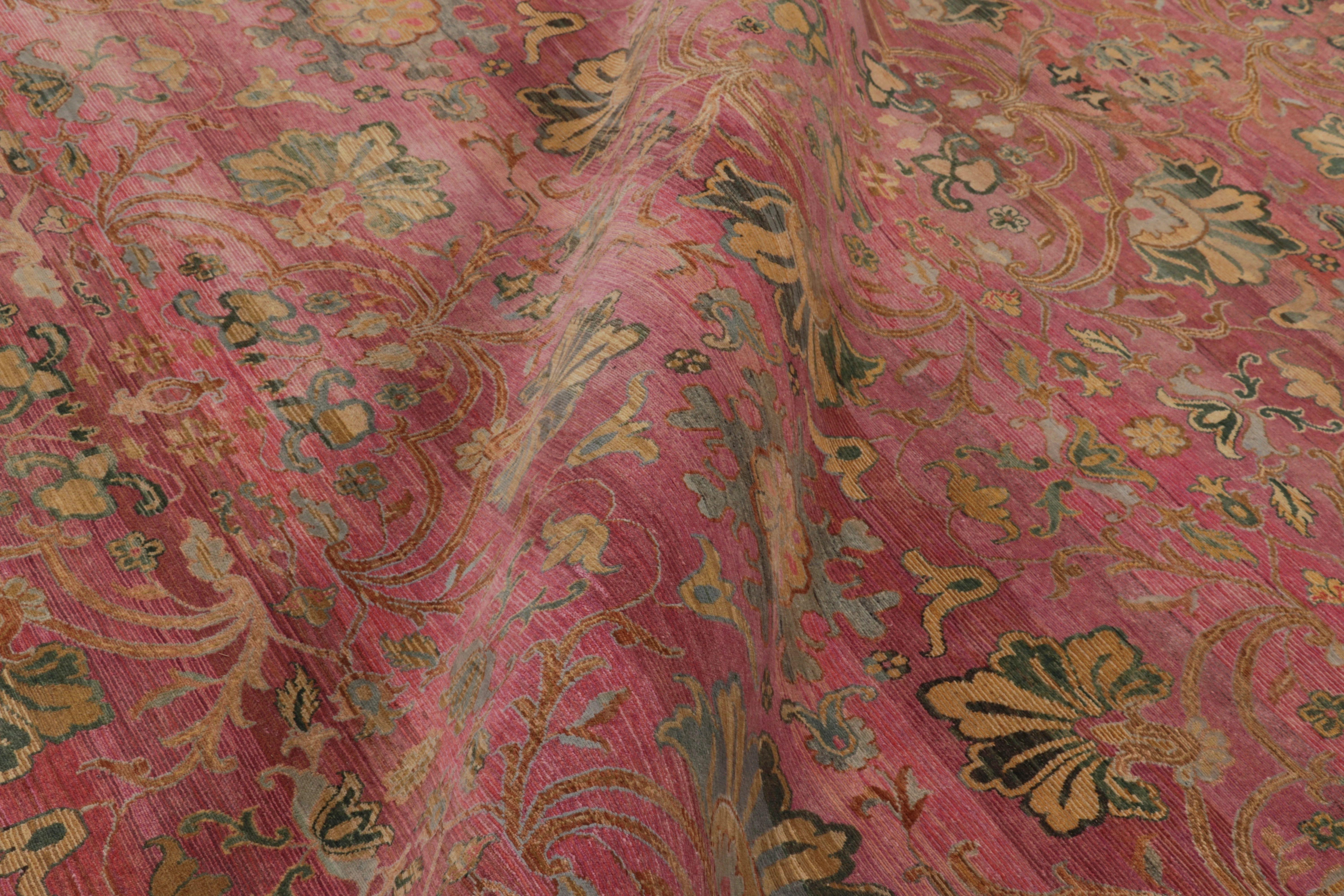 XXI secolo e contemporaneo Rug & Kilim è un tappeto moderno con un morbido motivo floreale rosa e verde. in vendita